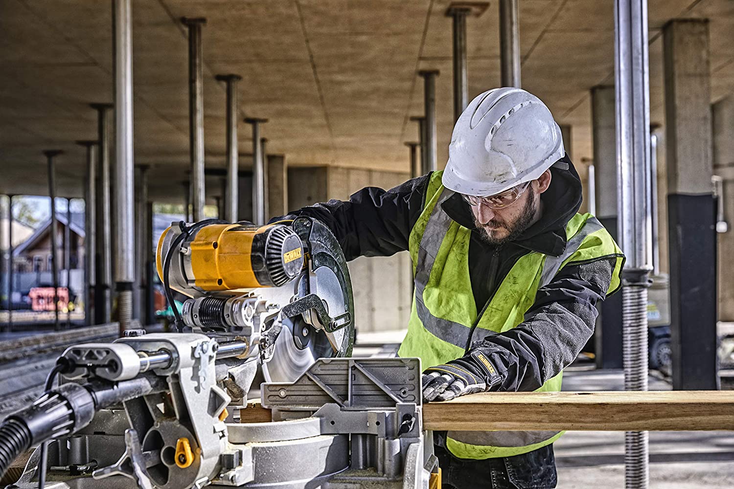 DEWALT DWS780 12-Inch Double Bevel Sliding Compound Miter Saw (DWS780) , Black