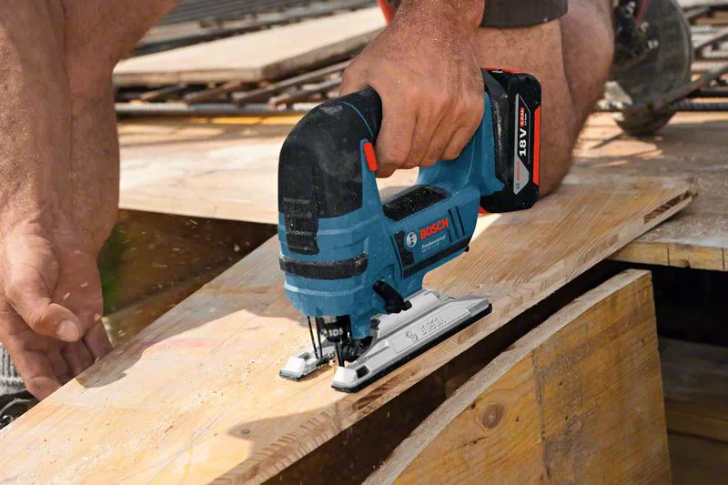 BOSCH COMBI-KIT 5 18V TOOLS: GSR 18V-55 + GWS 18V-10 + GKS 18V-57-2 + GSA 18V-LI + GST ​​18V-125 B + 3 4.0 AH BATTERIES + GAL 1880CV + BAG L (C) PROFESSIONAL