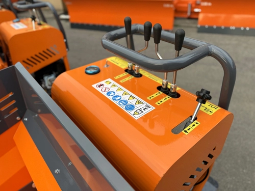 DELEKS®V3000 Self-loading tracked minidumper, hydrostatic transmission, operator platform, Briggs&Stratton engine, electric start.