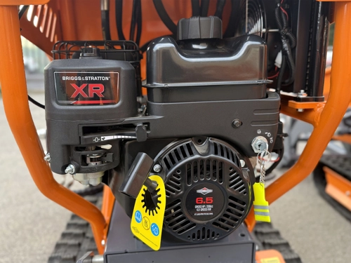 DELEKS®V3000 Self-loading tracked minidumper, hydrostatic transmission, operator platform, Briggs&Stratton engine, electric start.