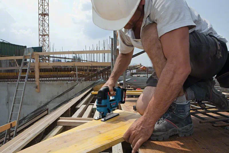 BOSCH COMBI-KIT 5 18V TOOLS: GSR 18V-55 + GWS 18V-10 + GKS 18V-57-2 + GSA 18V-LI + GST ​​18V-125 B + 3 4.0 AH BATTERIES + GAL 1880CV + BAG L (C) PROFESSIONAL