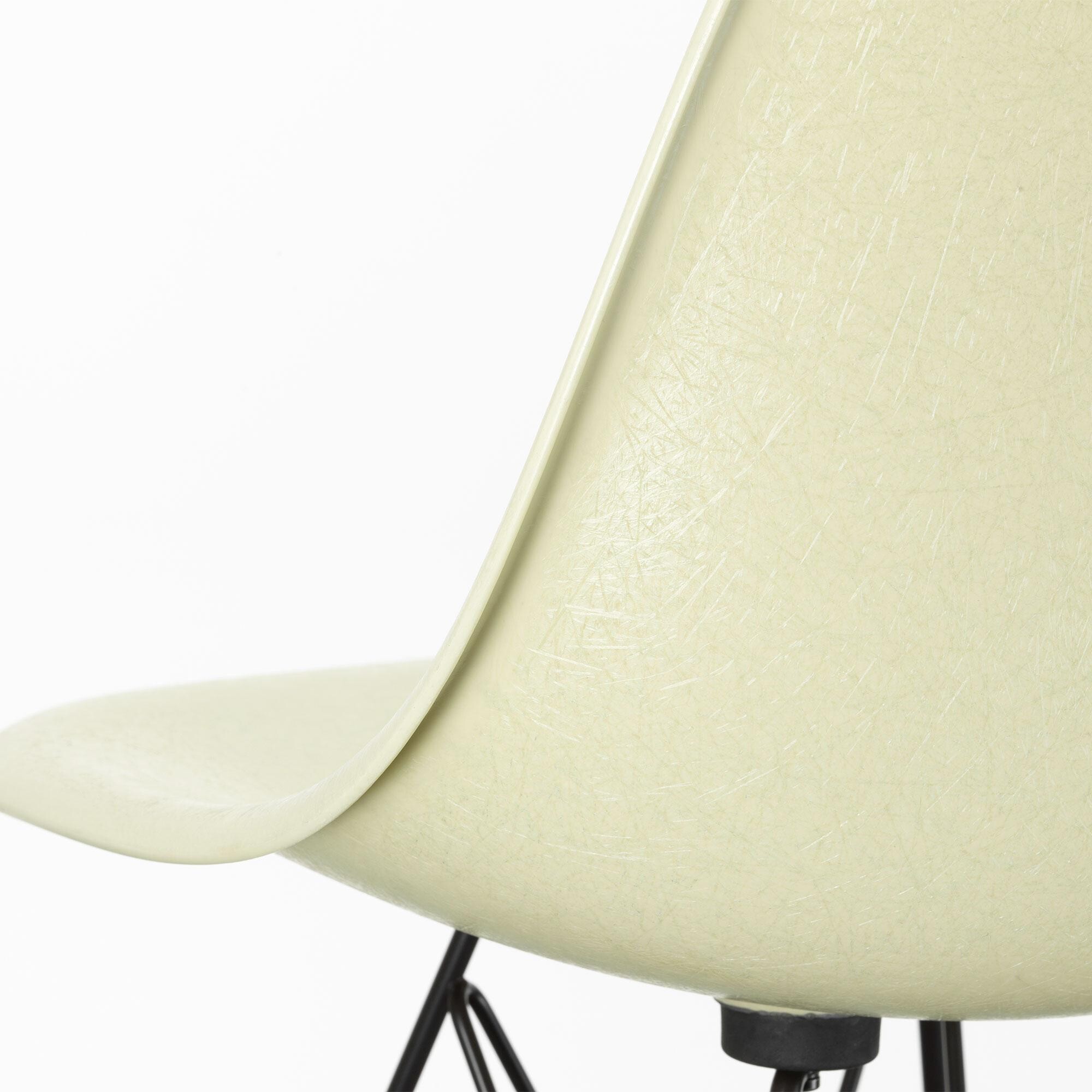 Eames Fiberglass Side Chair DSR Black Base