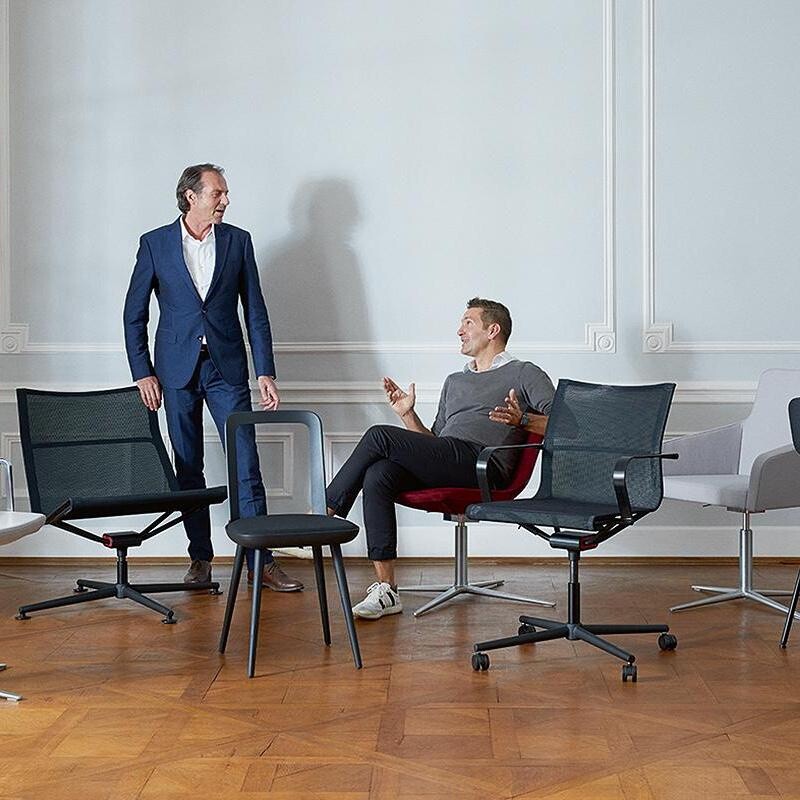 D1 Office Chair with Armrests & Castors Frame