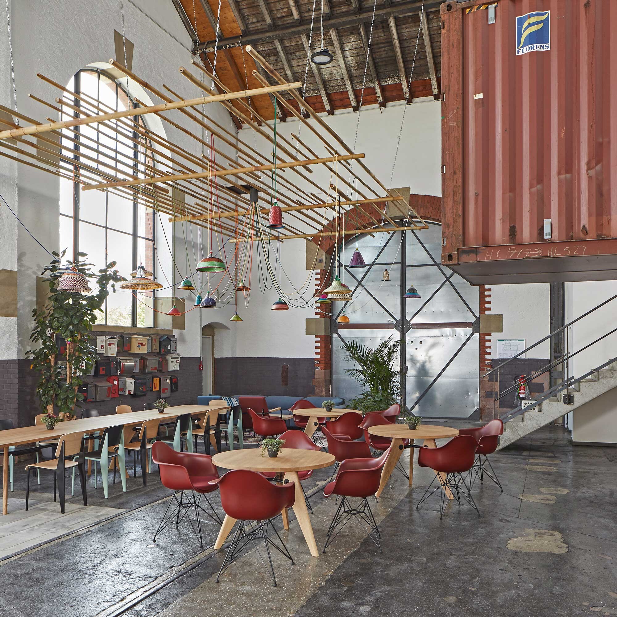 Eames Plastic Armchair DAR Black Base