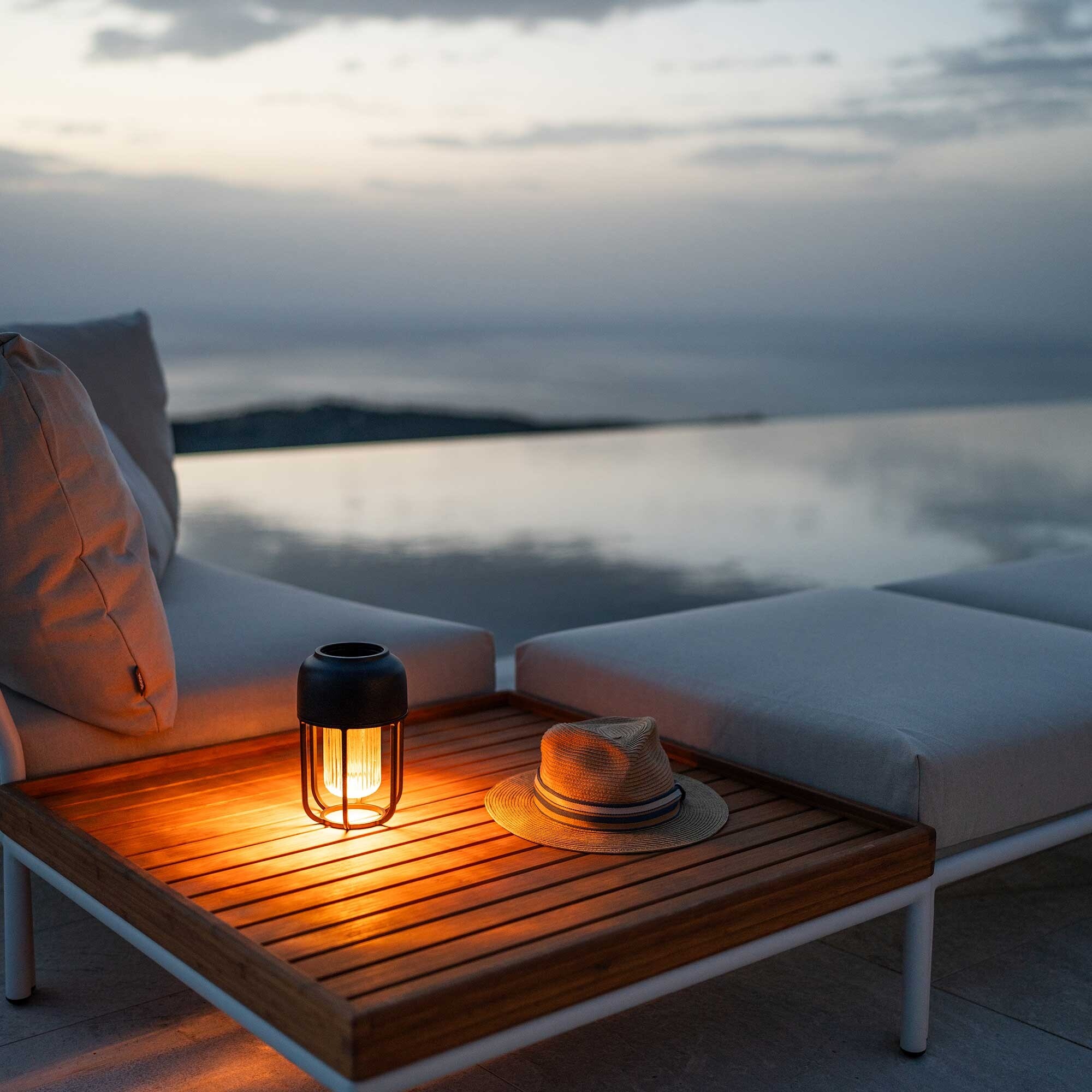 Light No1 LED Solar Table Lamp with Battery