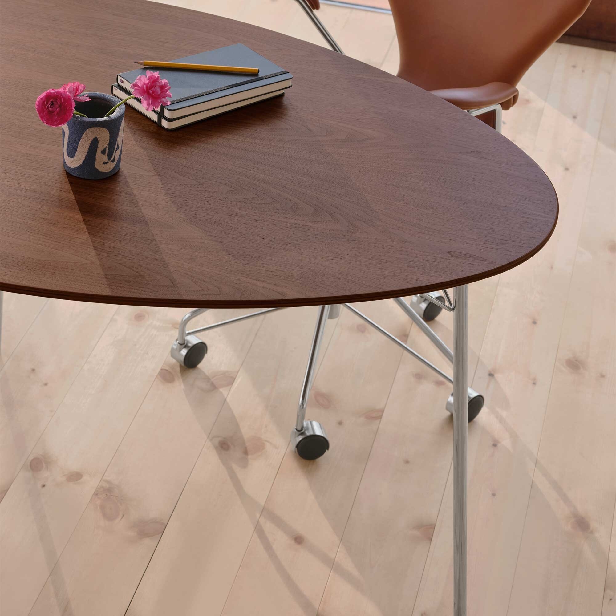 Egg Table 115x84x74cm