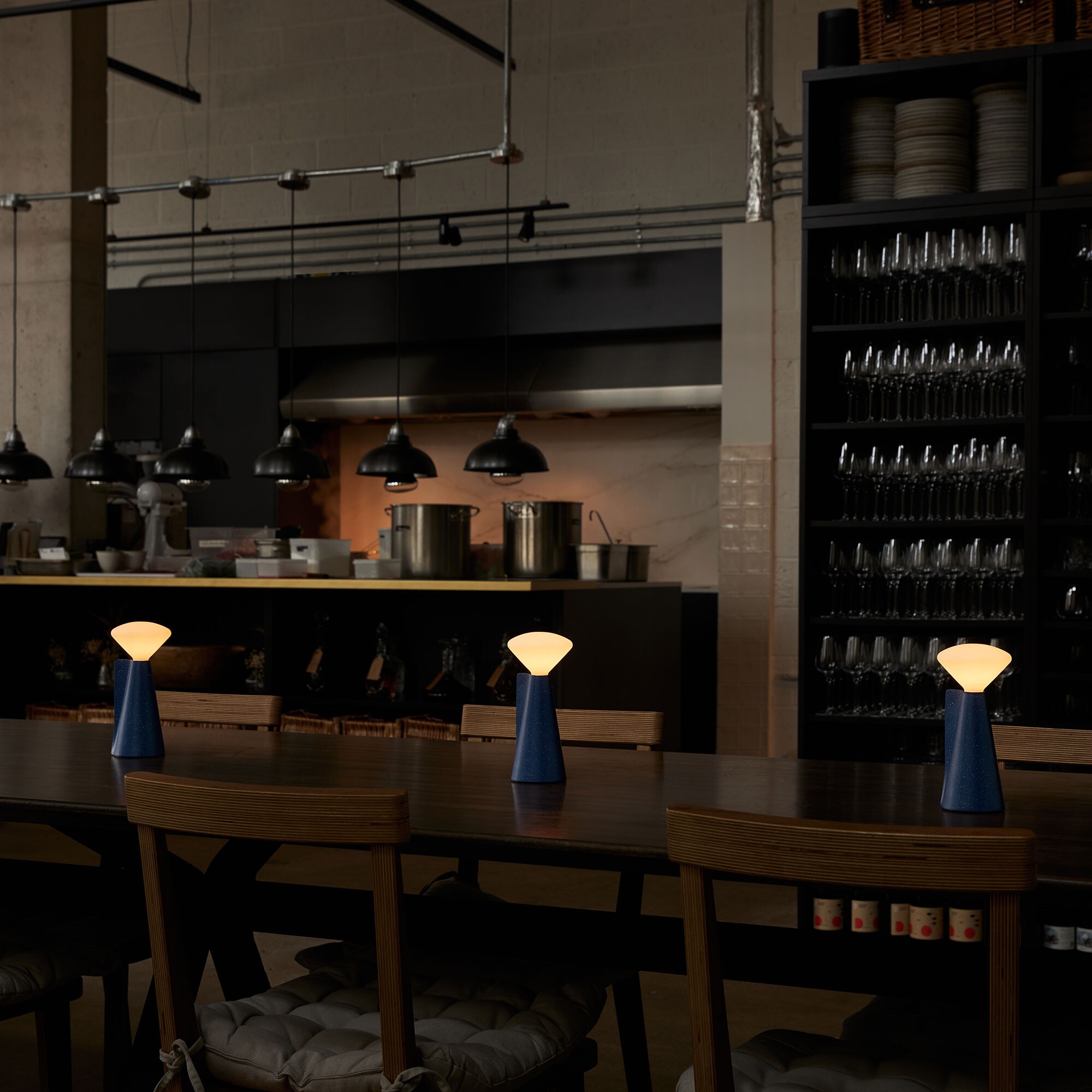 Mantle Portable LED Lamp with Battery