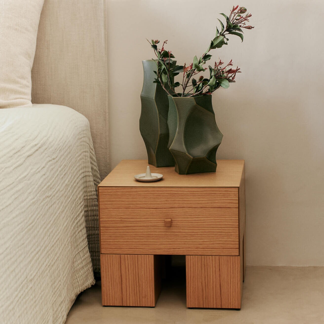 Kuben Bedside Table