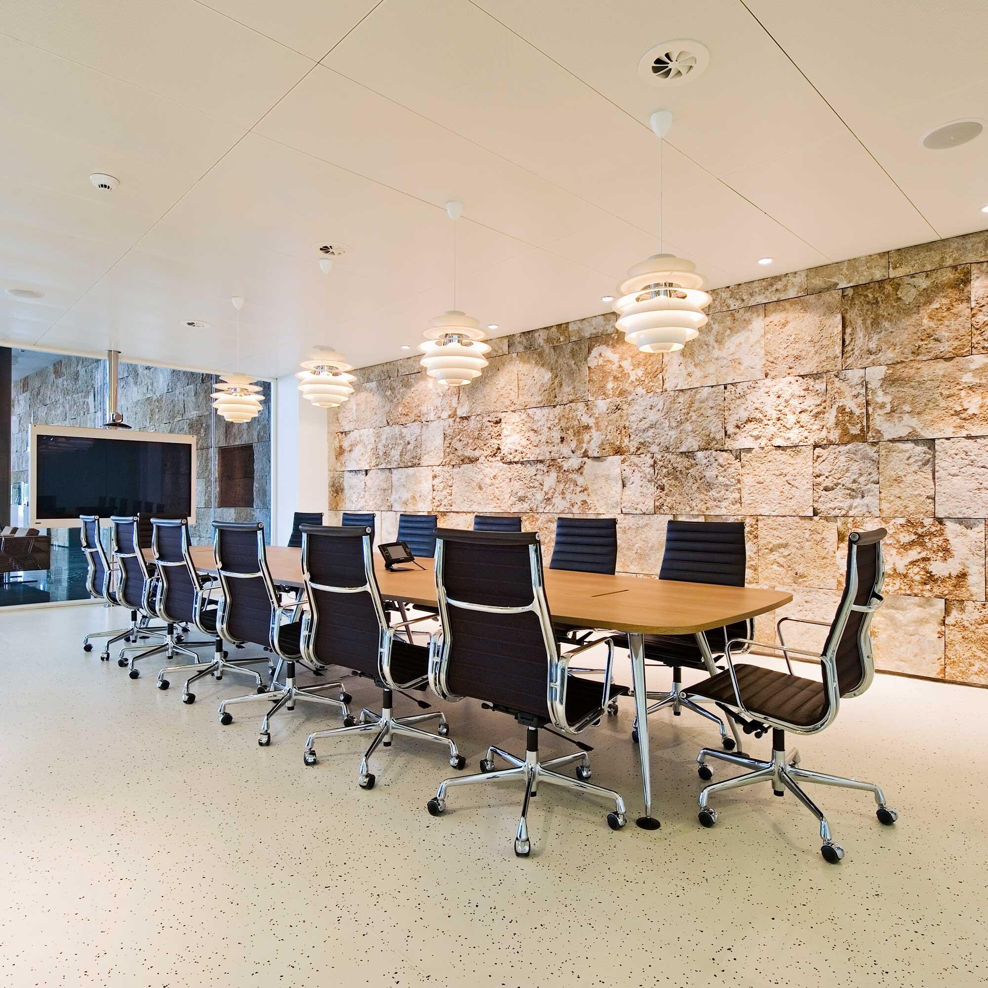 EA 119 Aluminium Chair Leather Polished Base