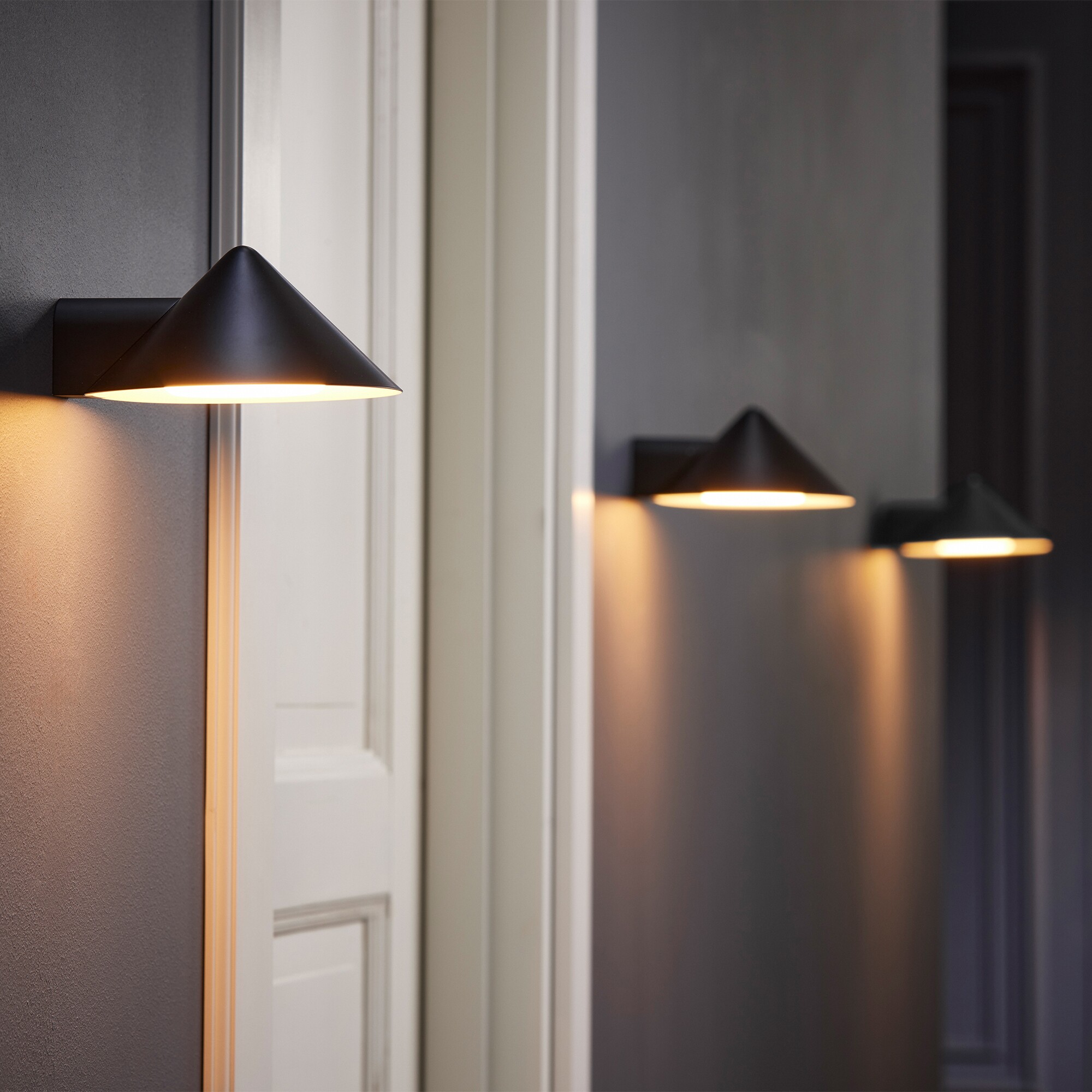 Grasp LED Battery Wall Lamp