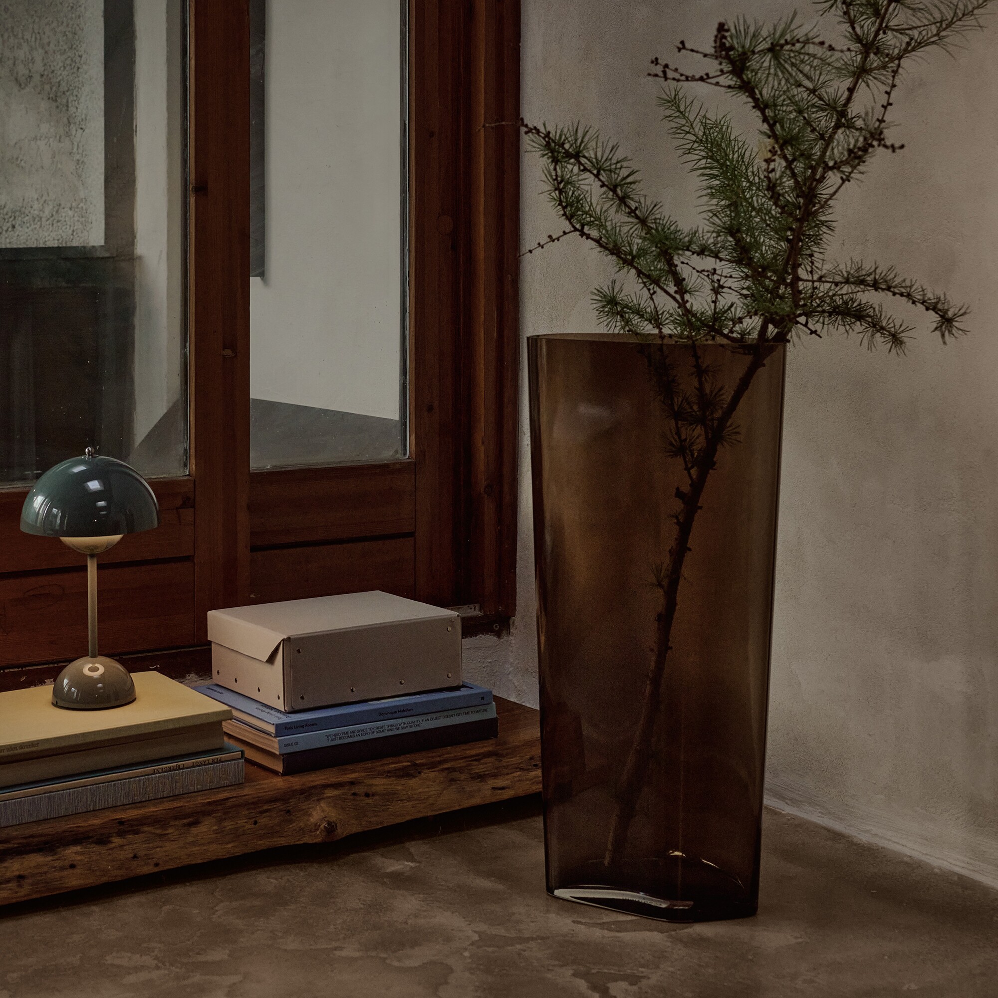 Flowerpot VP9 LED Battery Table Lamp