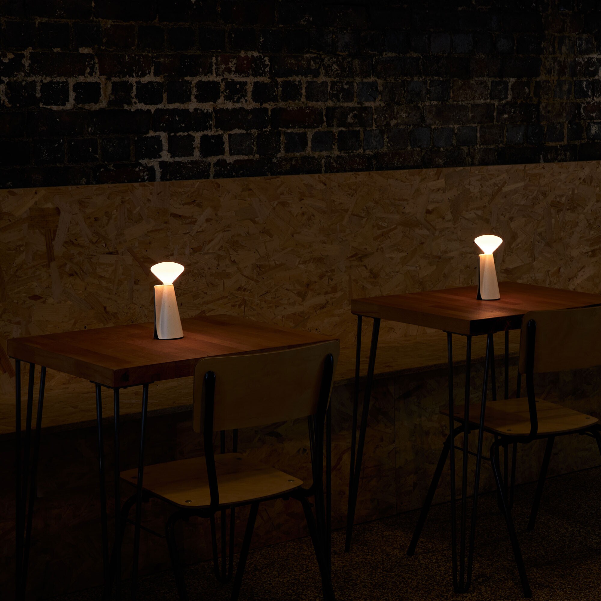 Mantle Portable LED Lamp with Battery