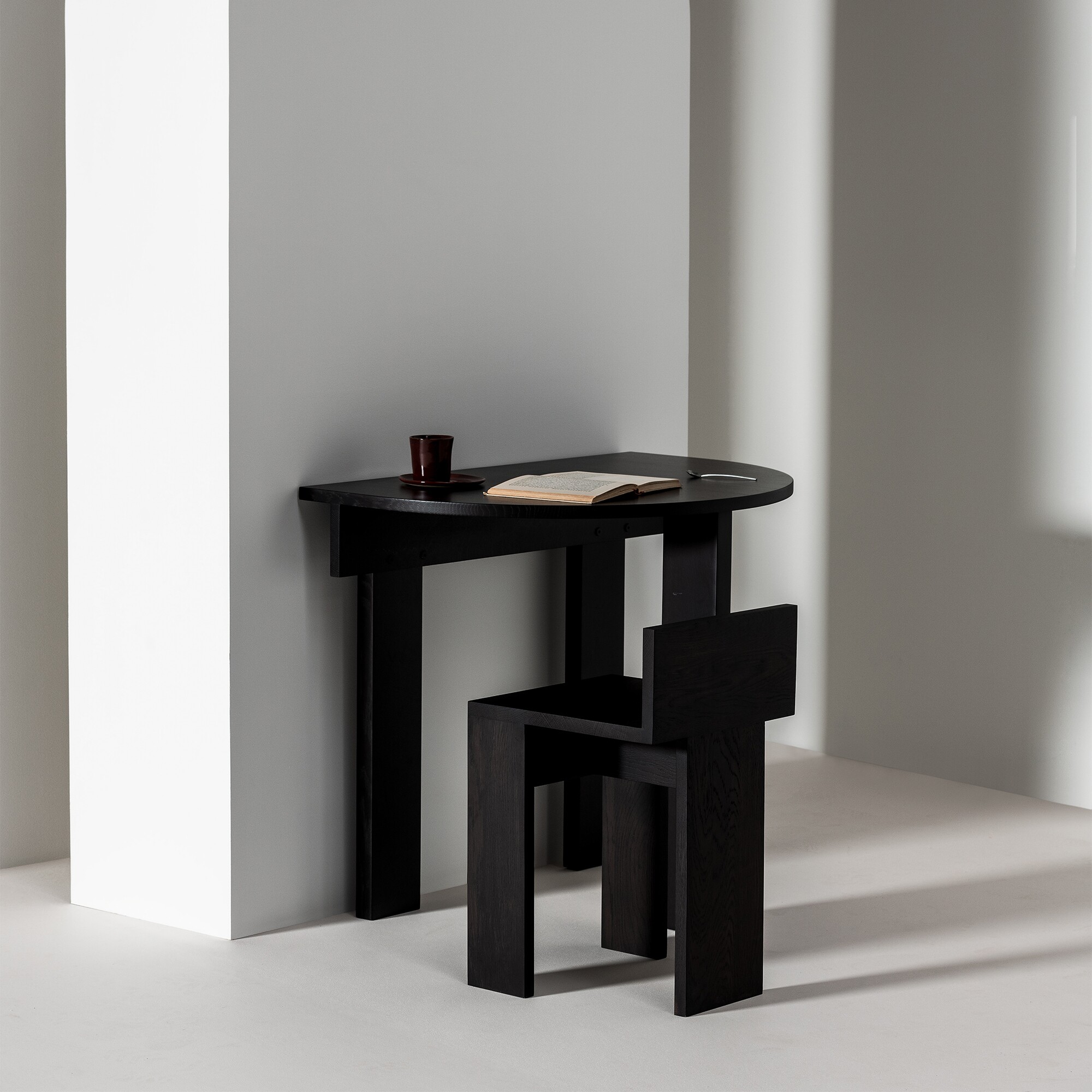 Jeanne Table Half Round