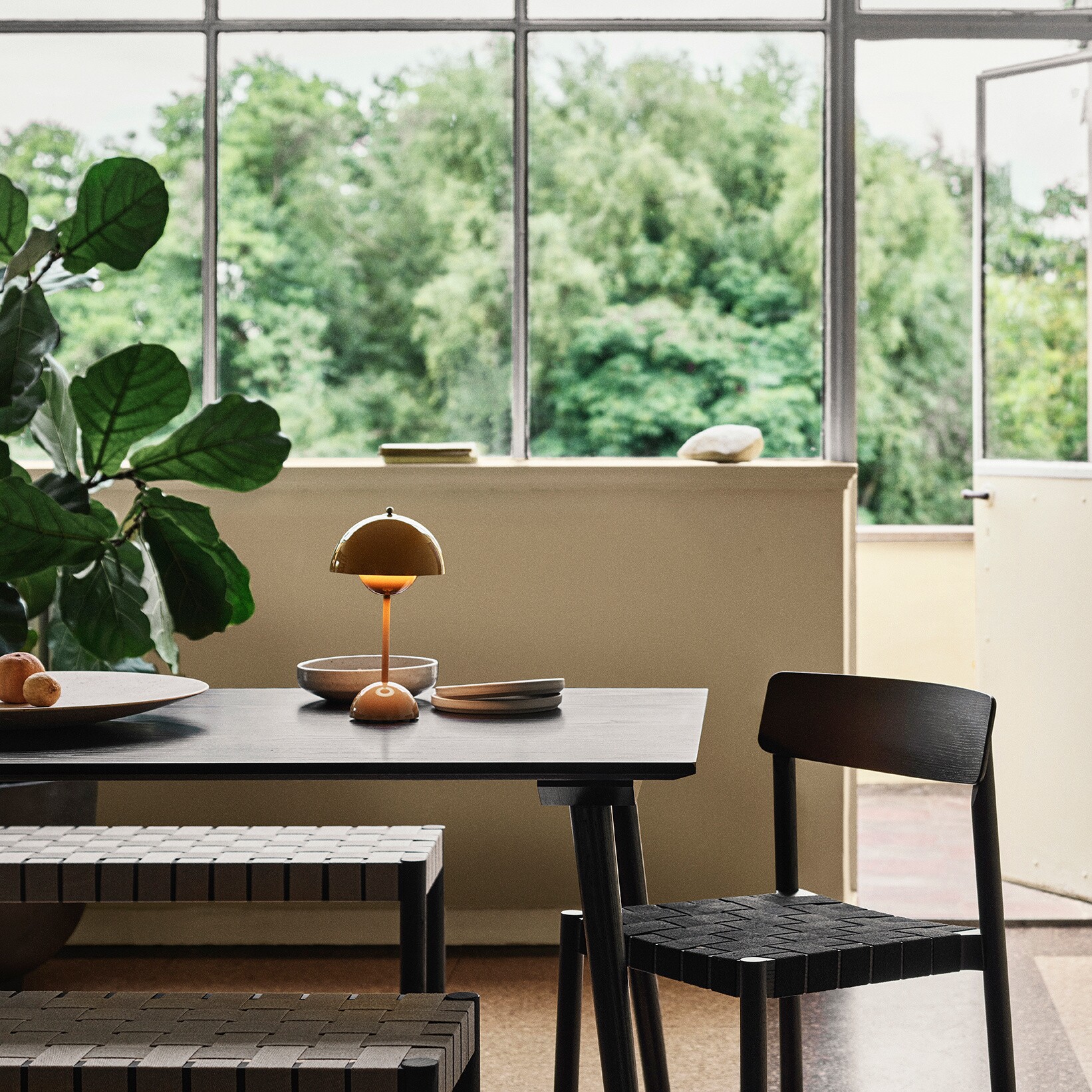 Flowerpot VP9 LED Battery Table Lamp