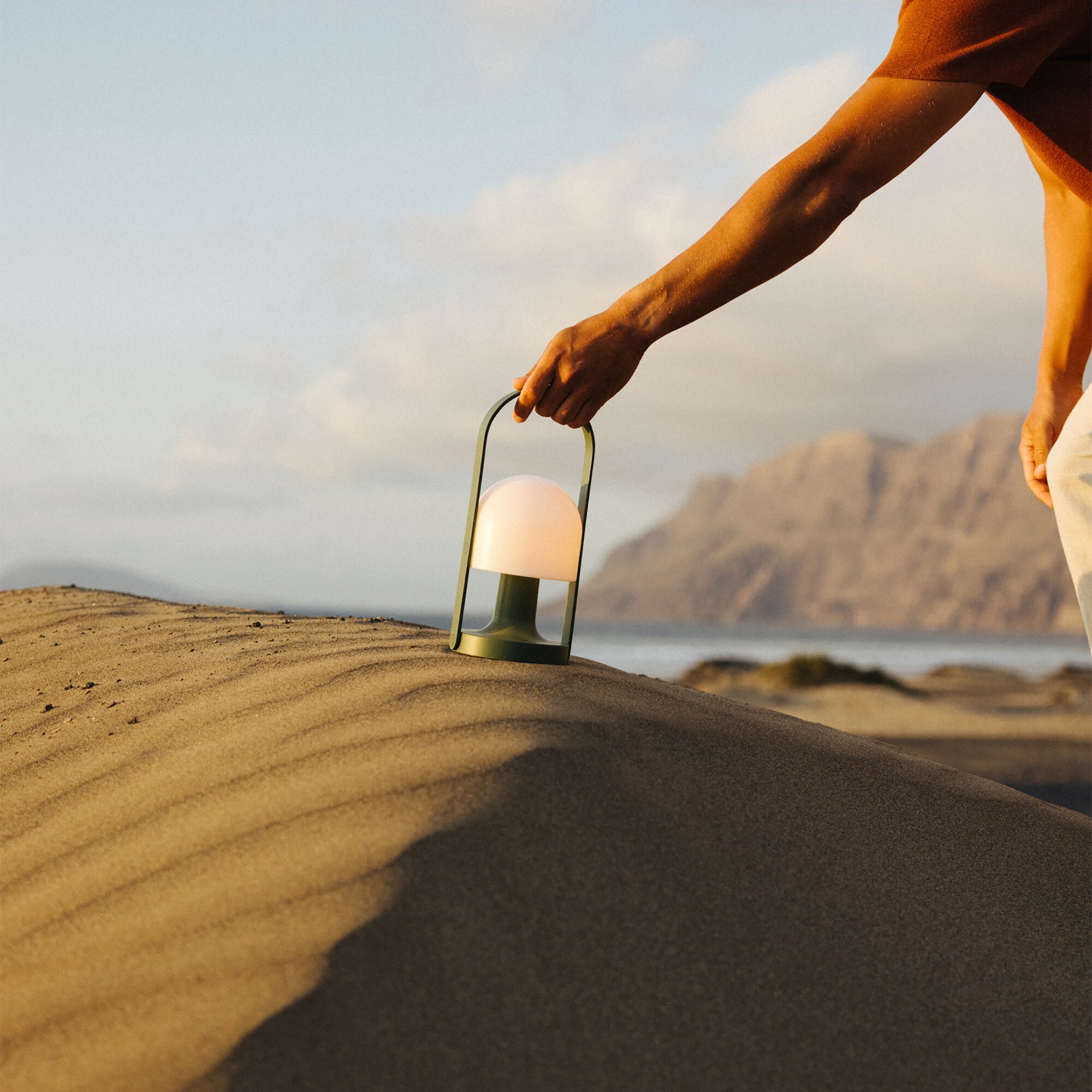 FollowMe Color LED Outdoor Table Lamp with Battery