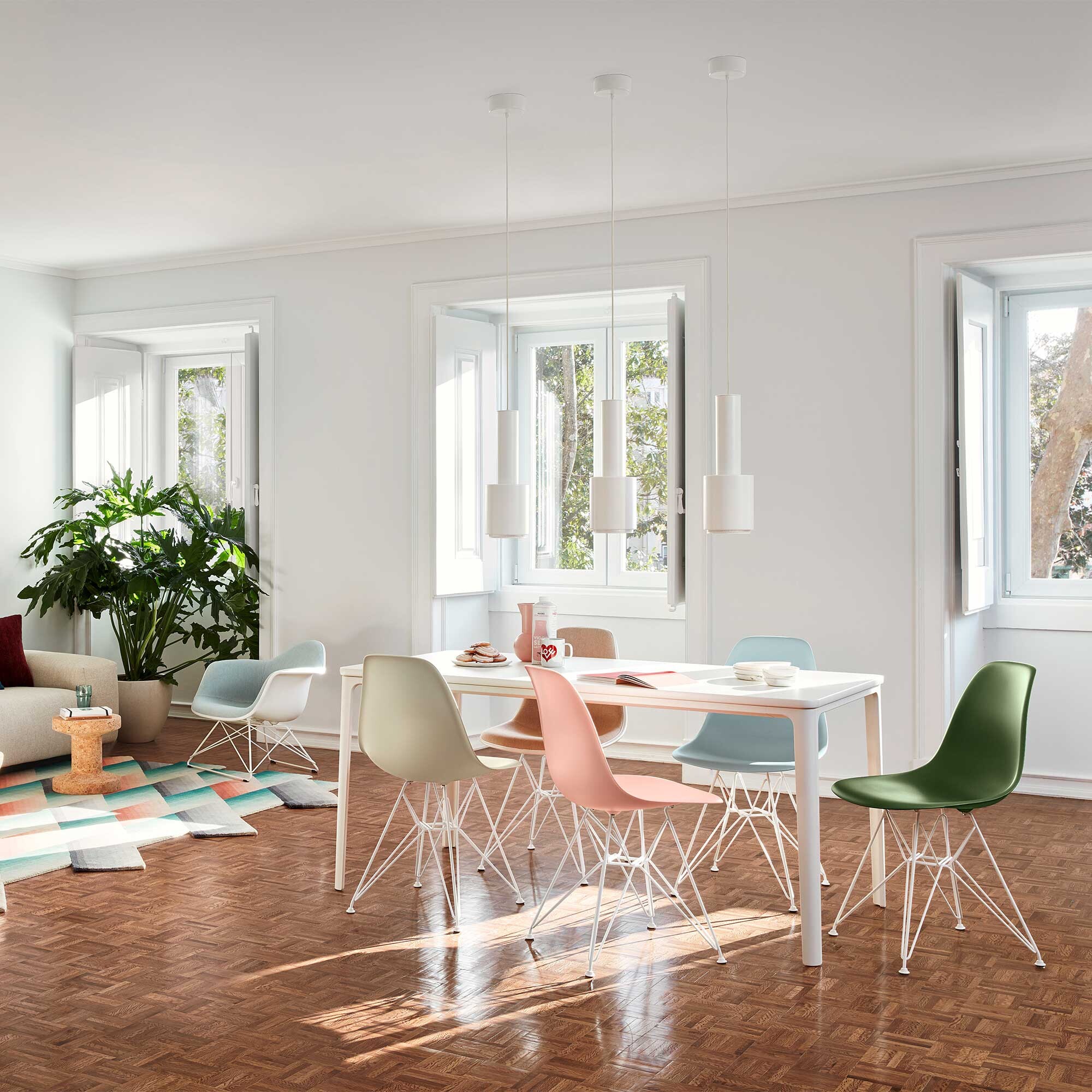 Eames Plastic Side Chair DSR White Base