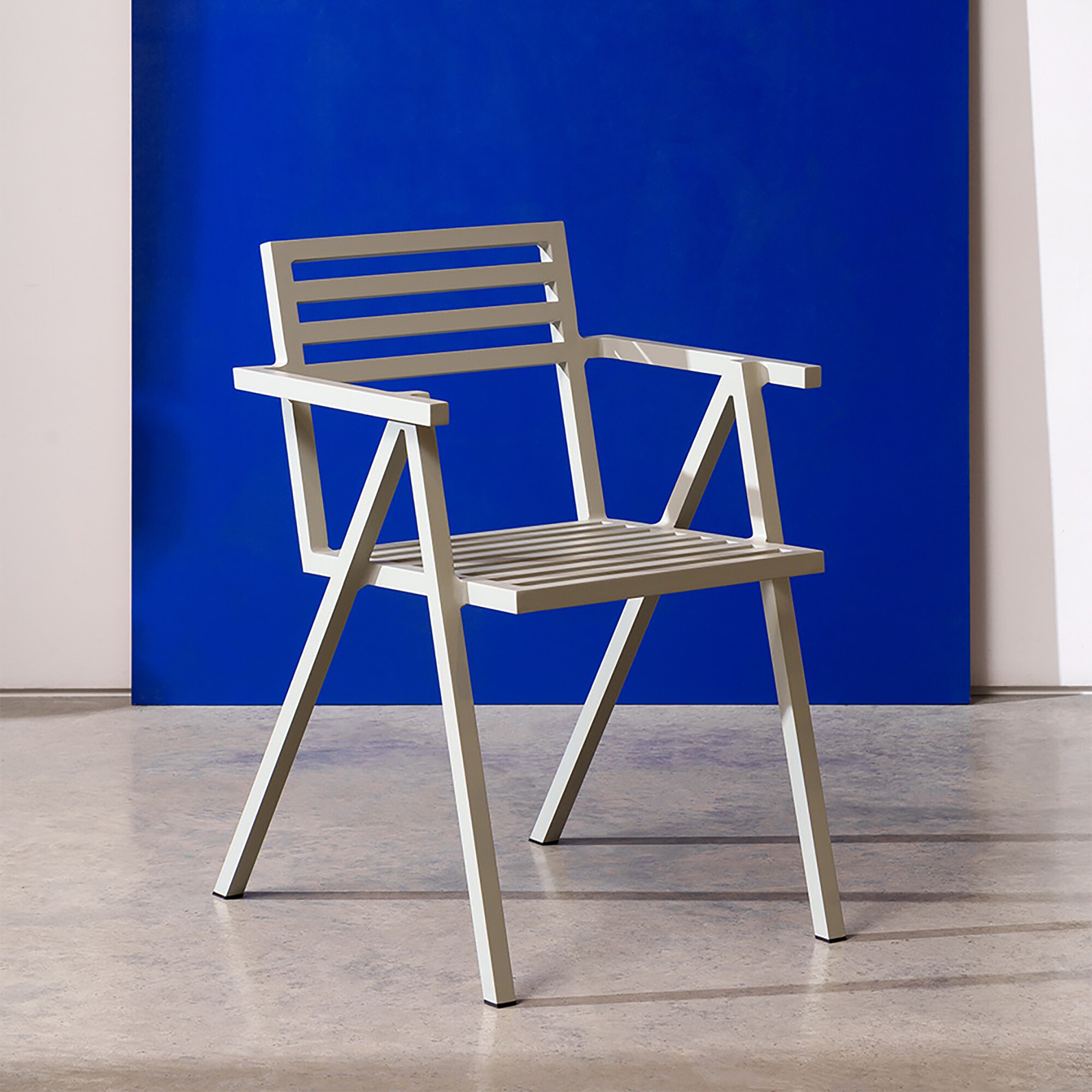 19 Outdoors Stacking Armchair