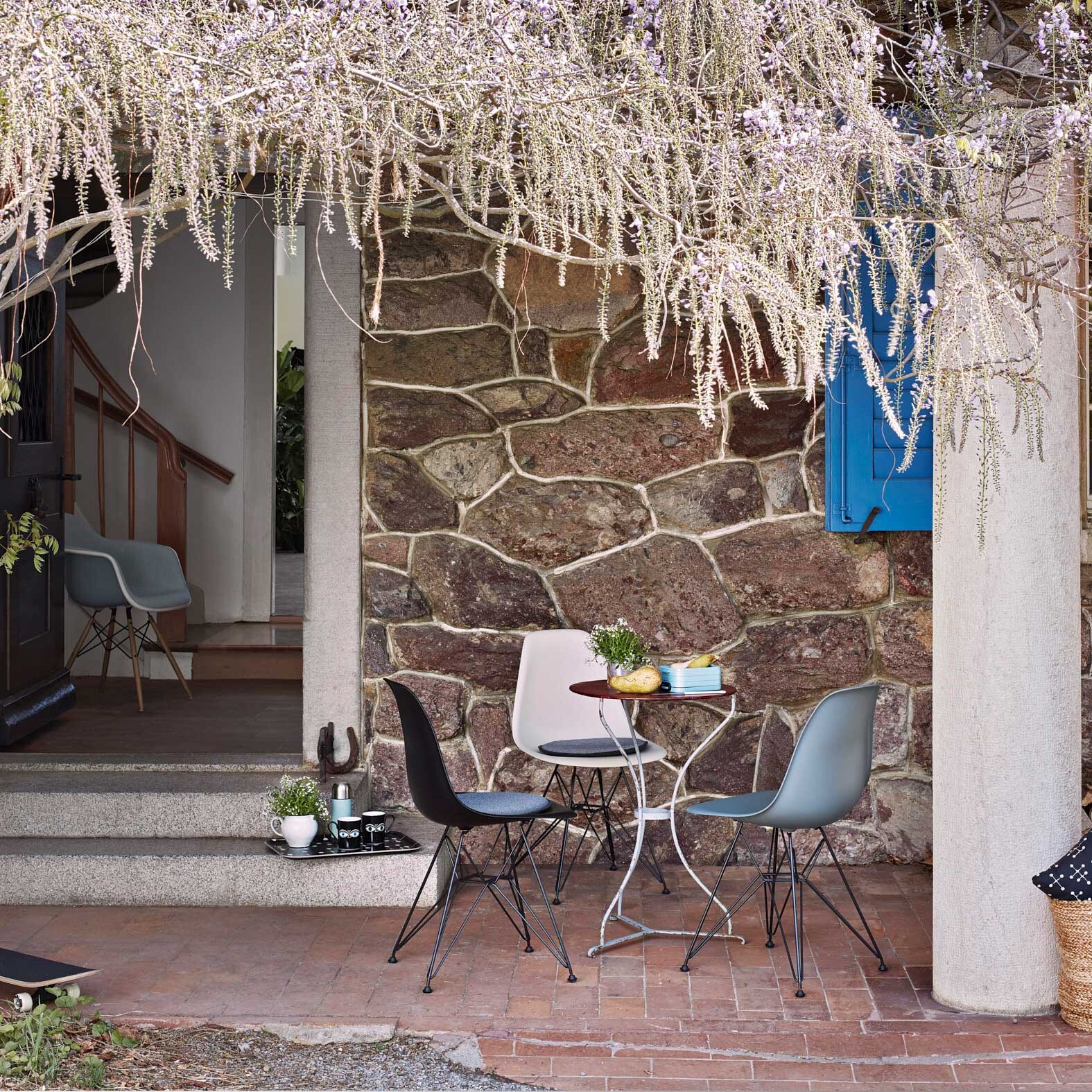 Eames Plastic Side Chair DSR RE Black Base