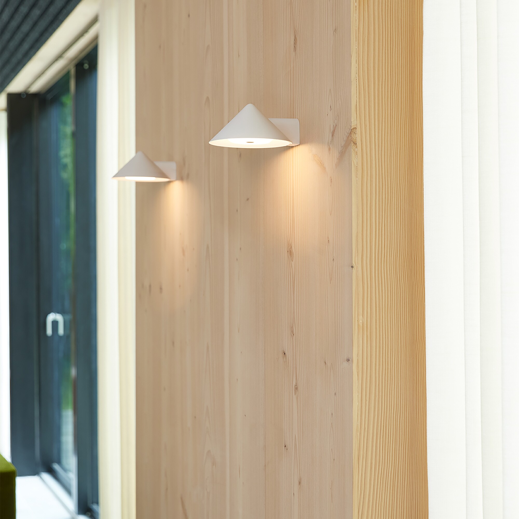 Grasp LED Battery Wall Lamp