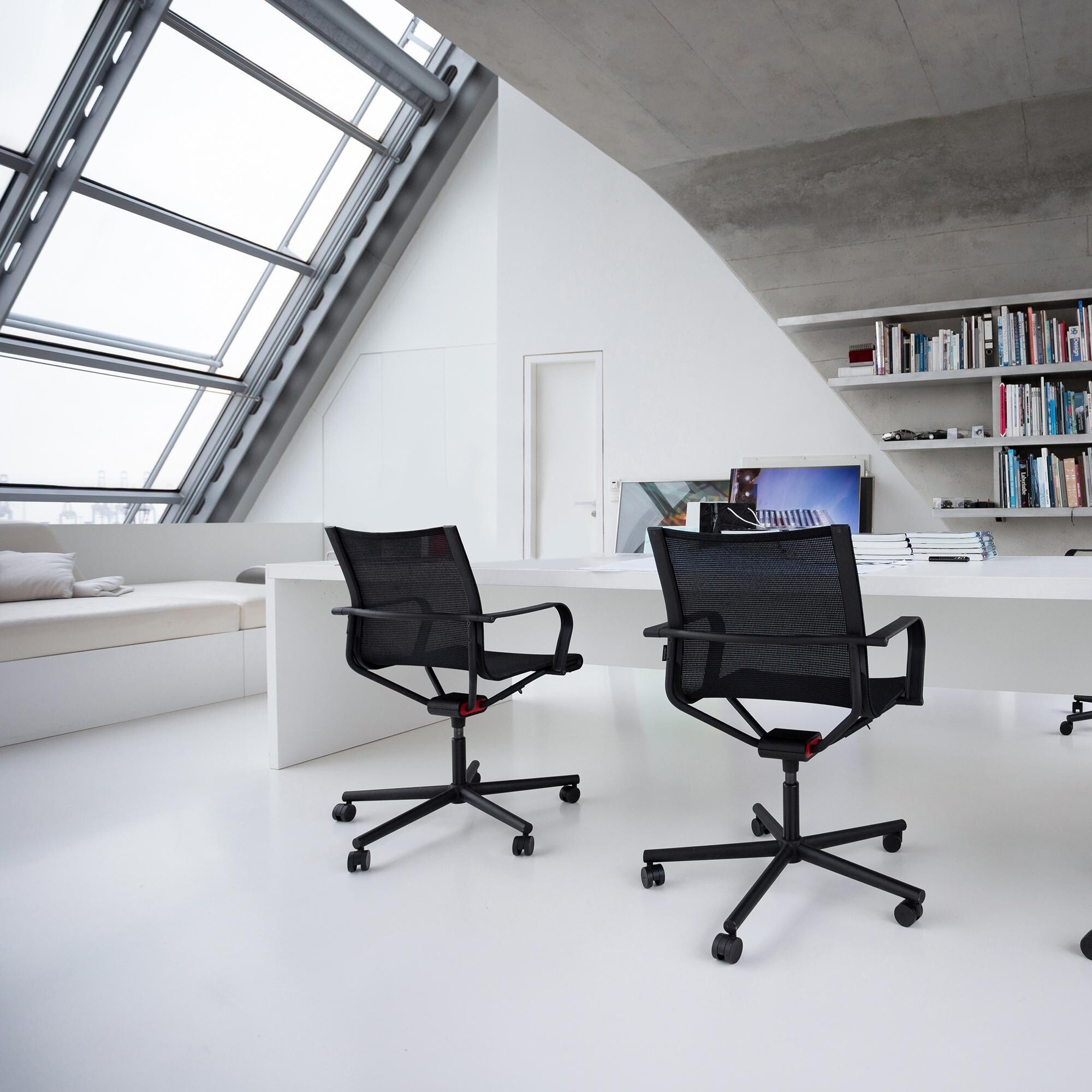 D1 Office Chair with Armrests & Castors Frame