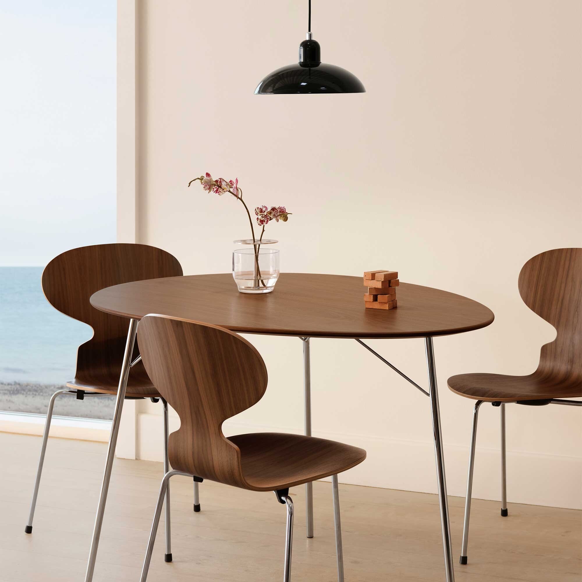 Egg Table 115x84x74cm