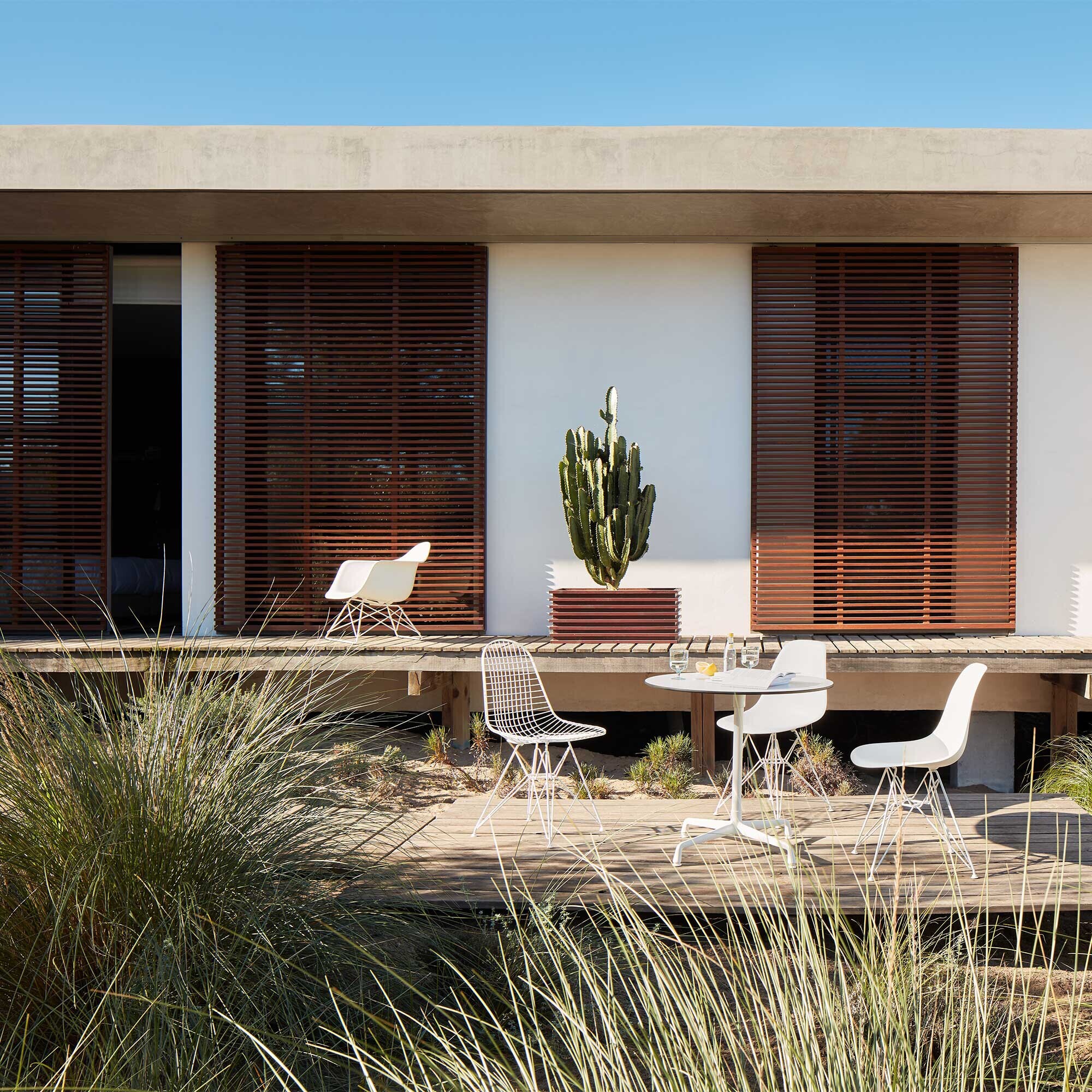 Eames Plastic Armchair LAR RE White Base