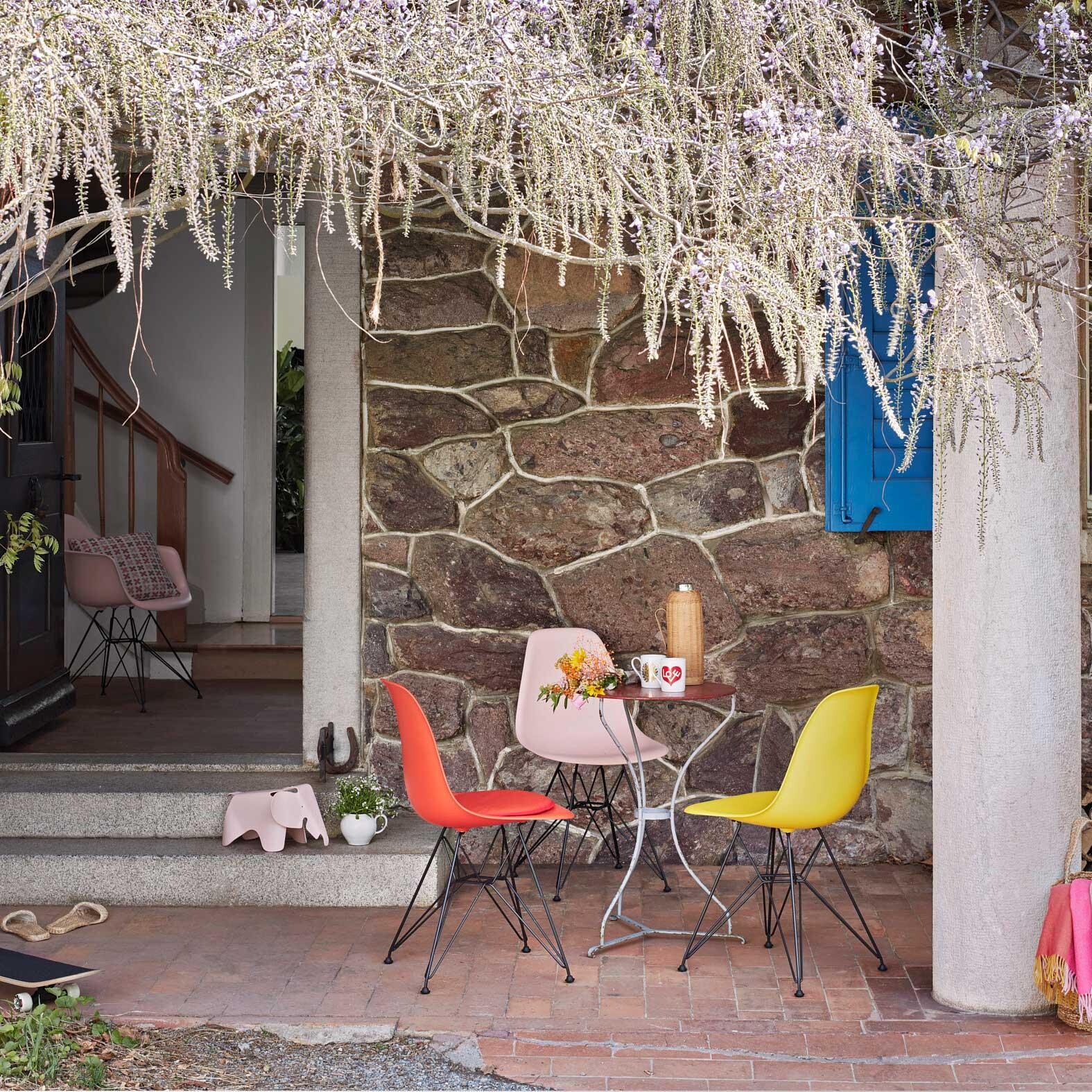 Eames Plastic Armchair DAR Black Base