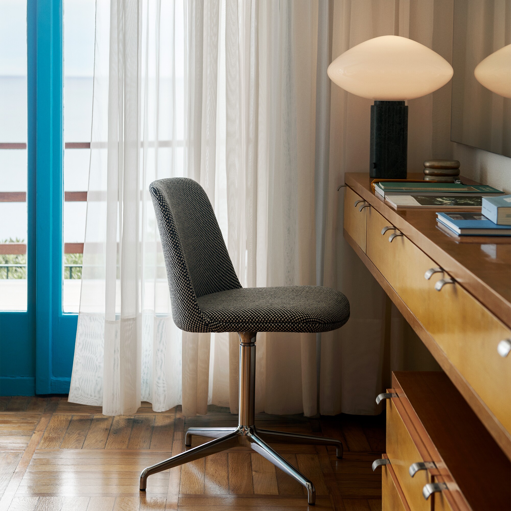 Mist AP17 Table Lamp