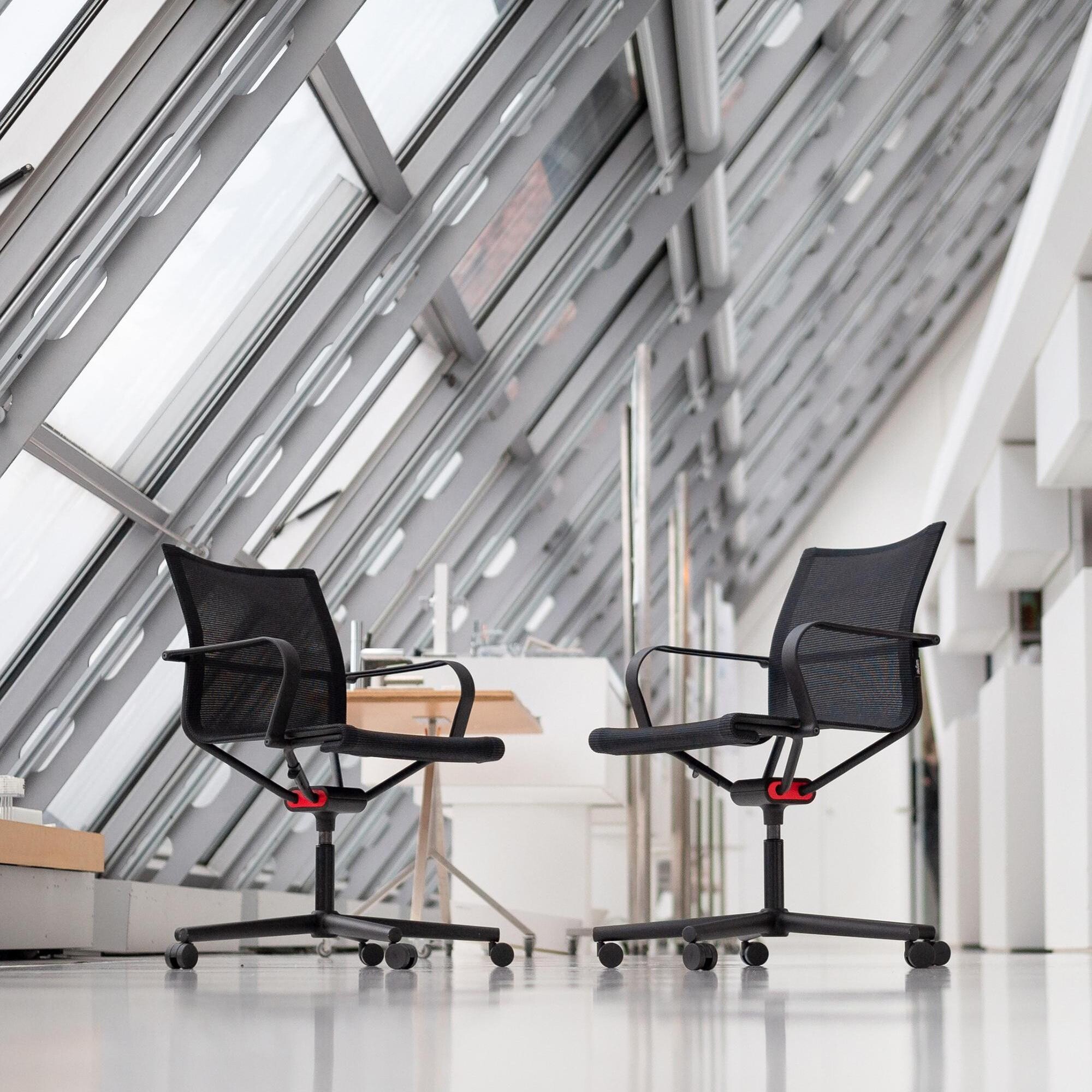 D1 Office Chair with Armrests & Castors Frame