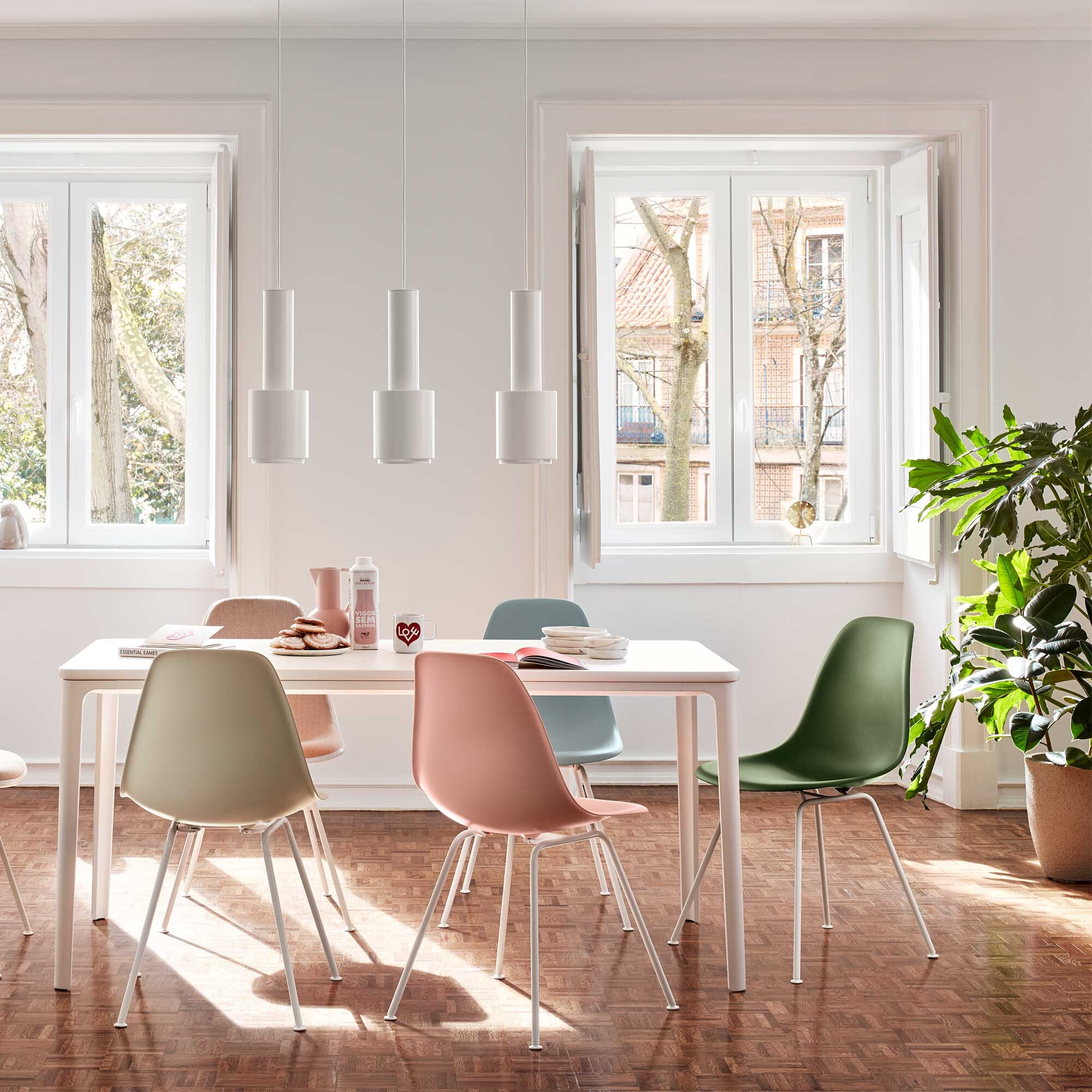 Eames Plastic Side Chair DSX White Base