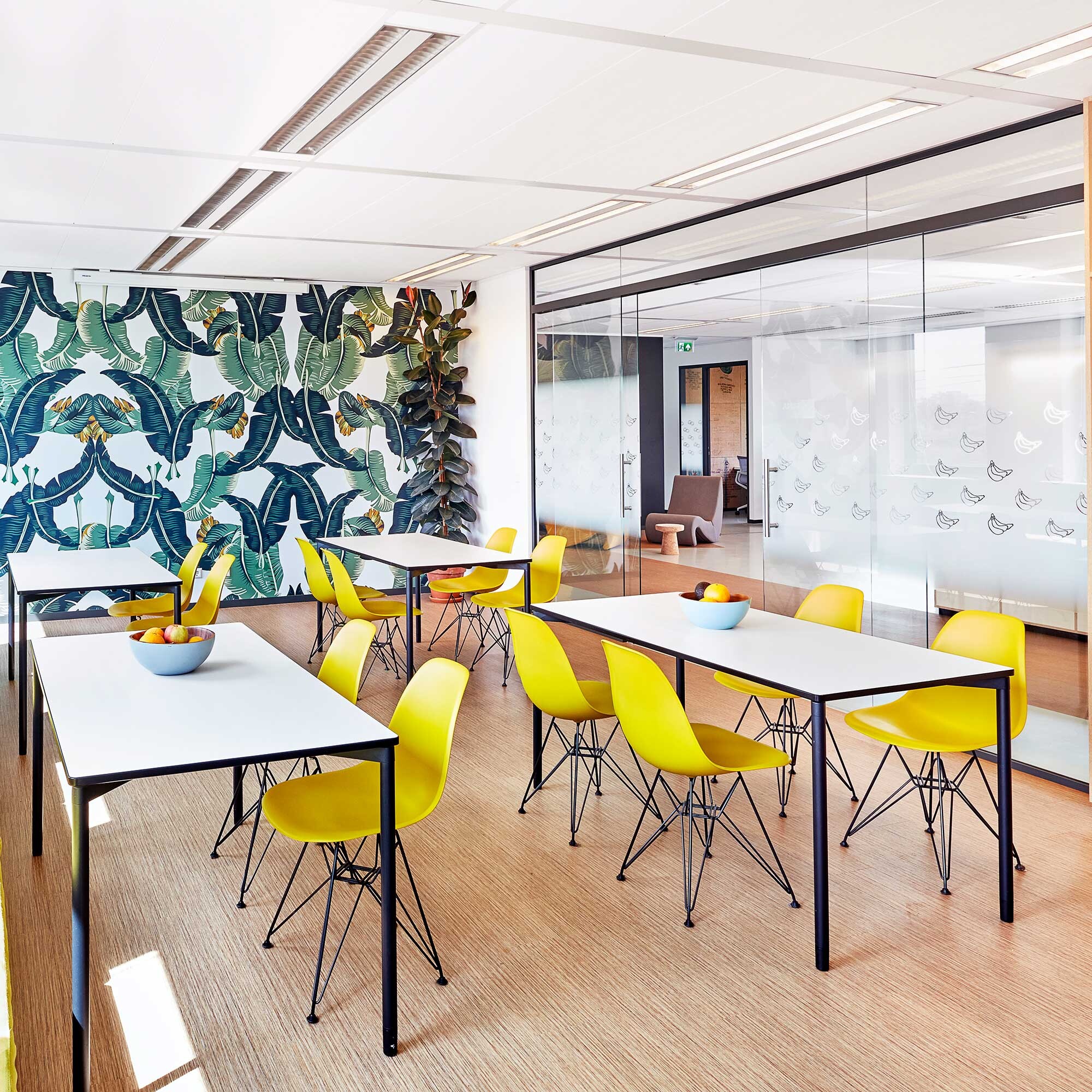 Eames Plastic Side Chair DSR RE Black Base