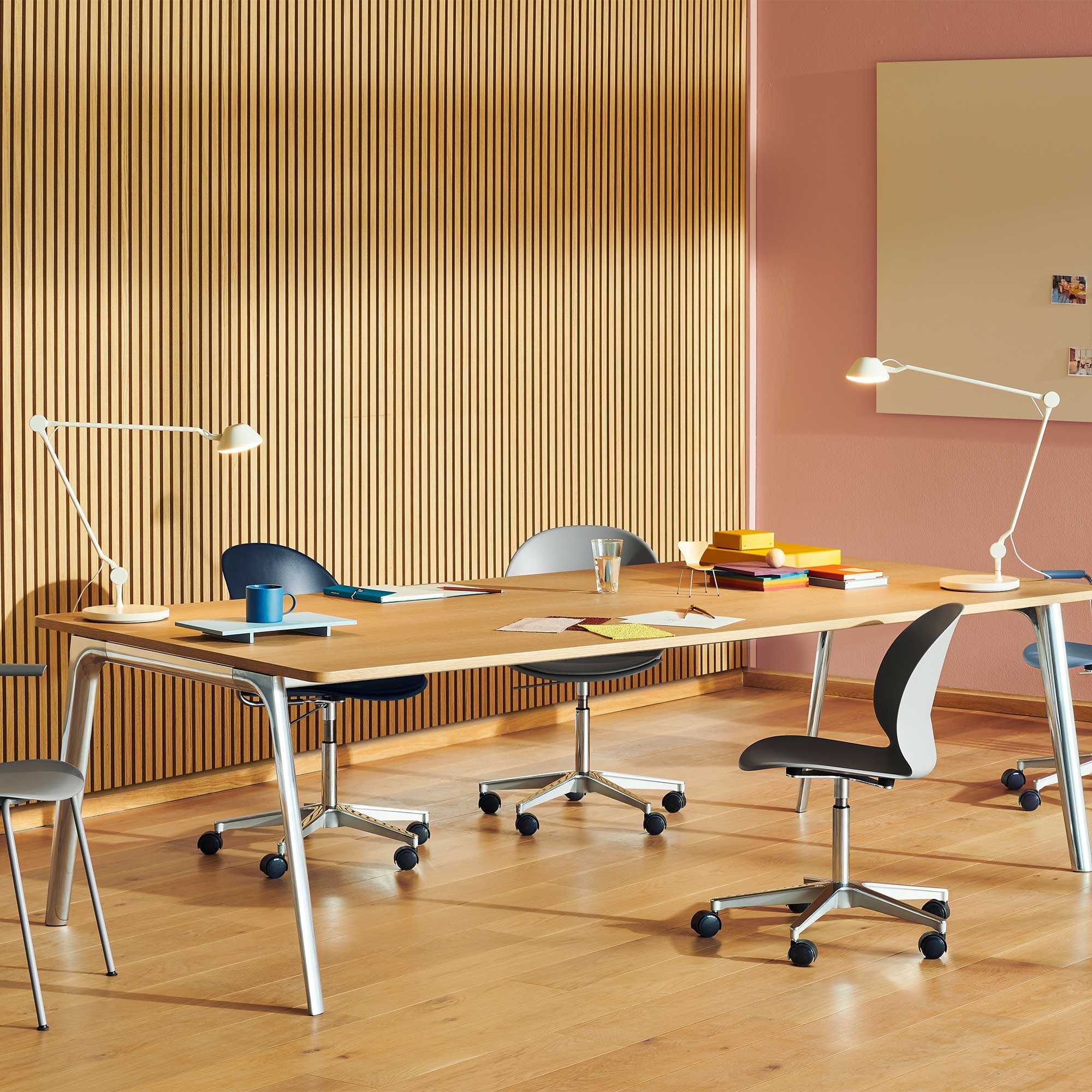 AQ01™ LED Table Lamp