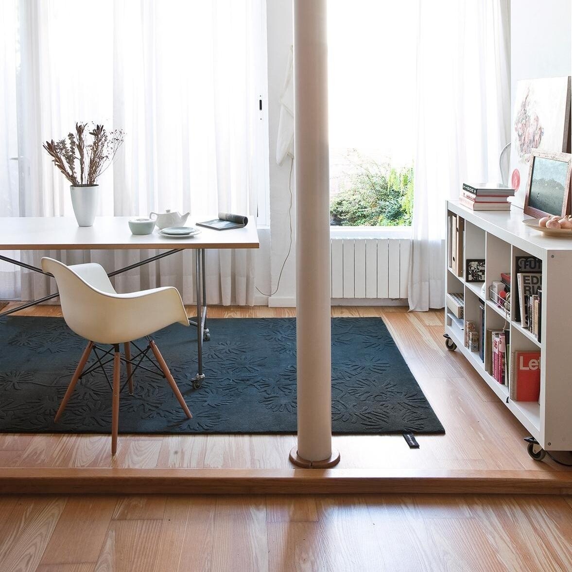 Eames Plastic Armchair DAW Golden Maple Base