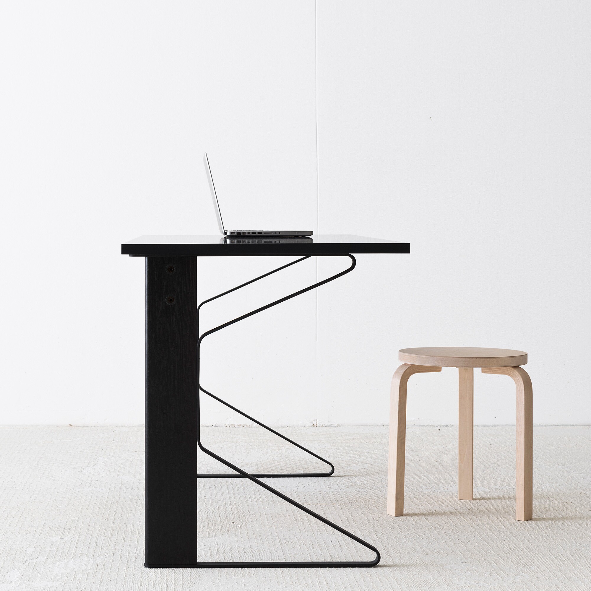 Kaari REB005 Desk Black Oak