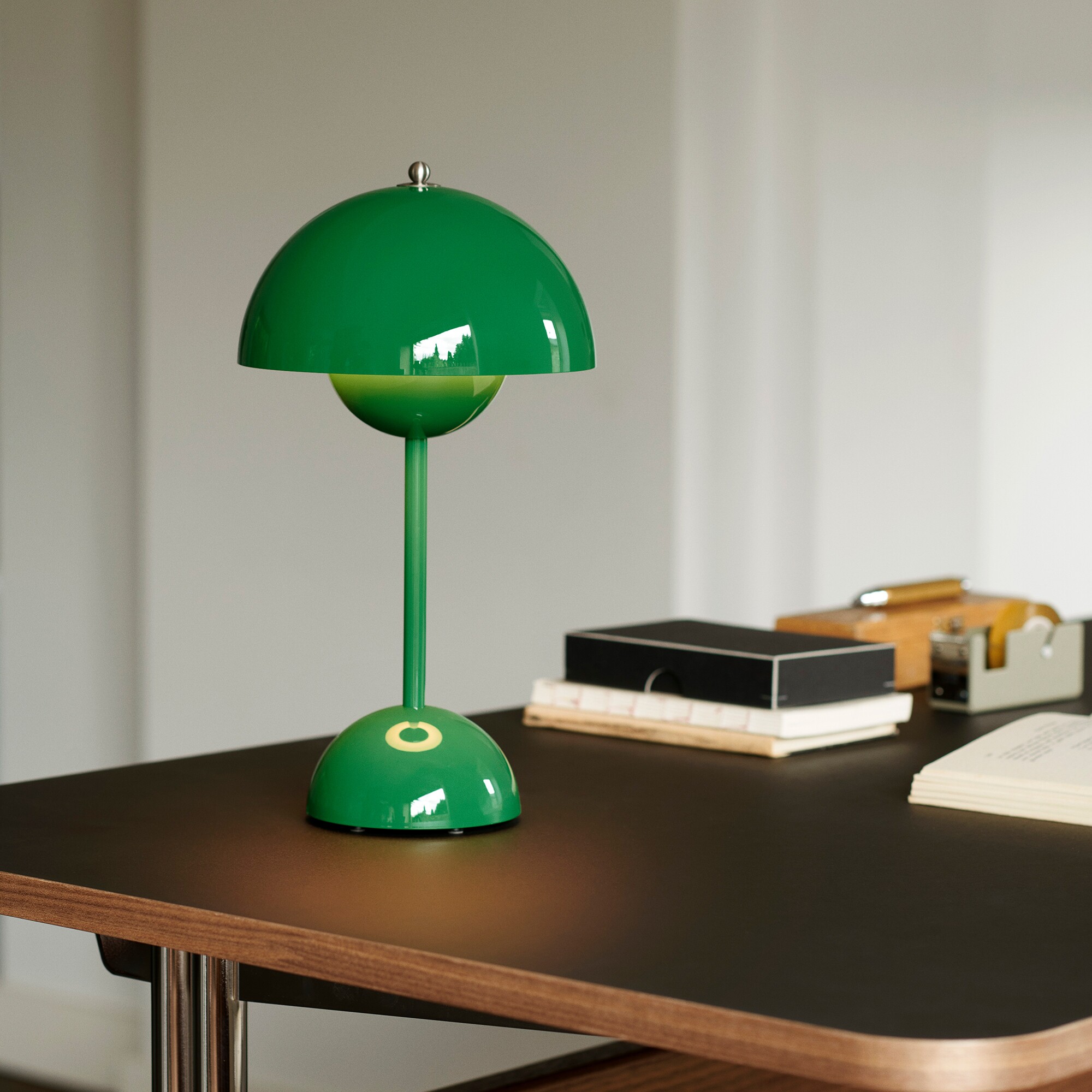 Flowerpot VP9 LED Battery Table Lamp
