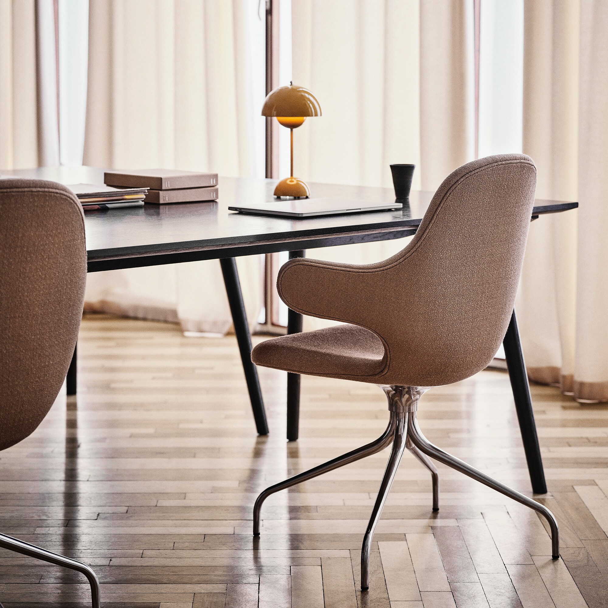 Flowerpot VP9 LED Battery Table Lamp