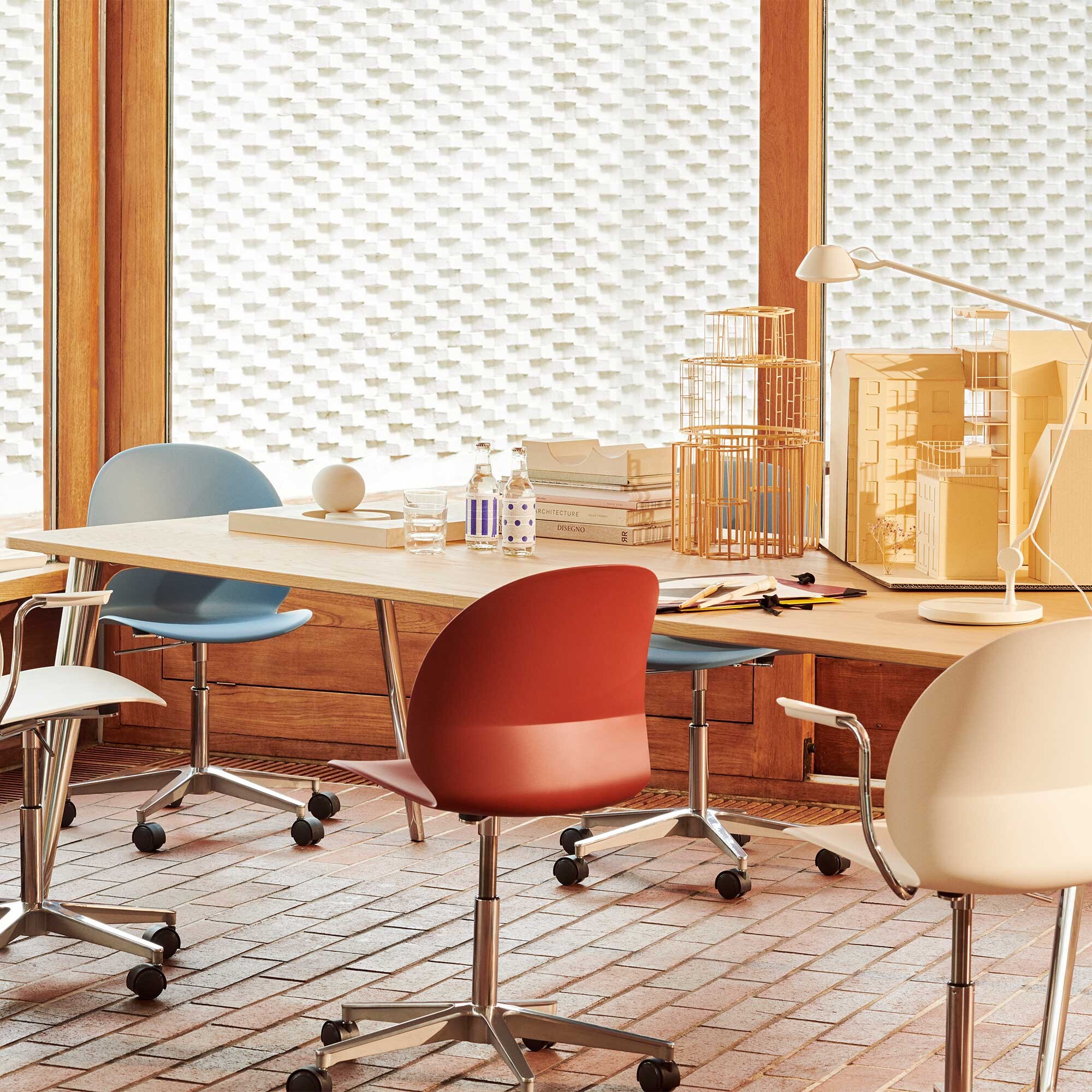 AQ01™ LED Table Lamp