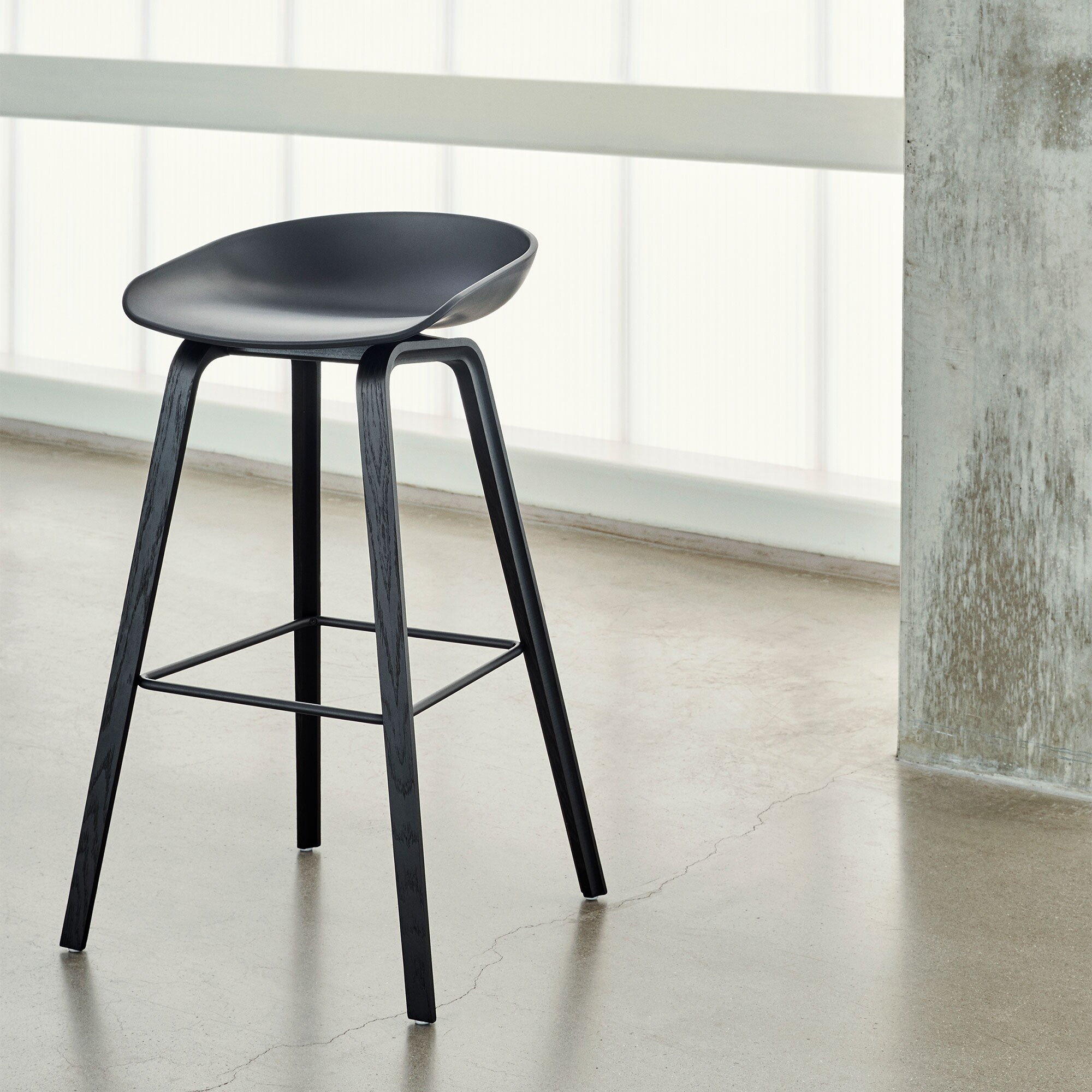 About a Stool AAS 38 2.0 Bar Stool Low Black Base