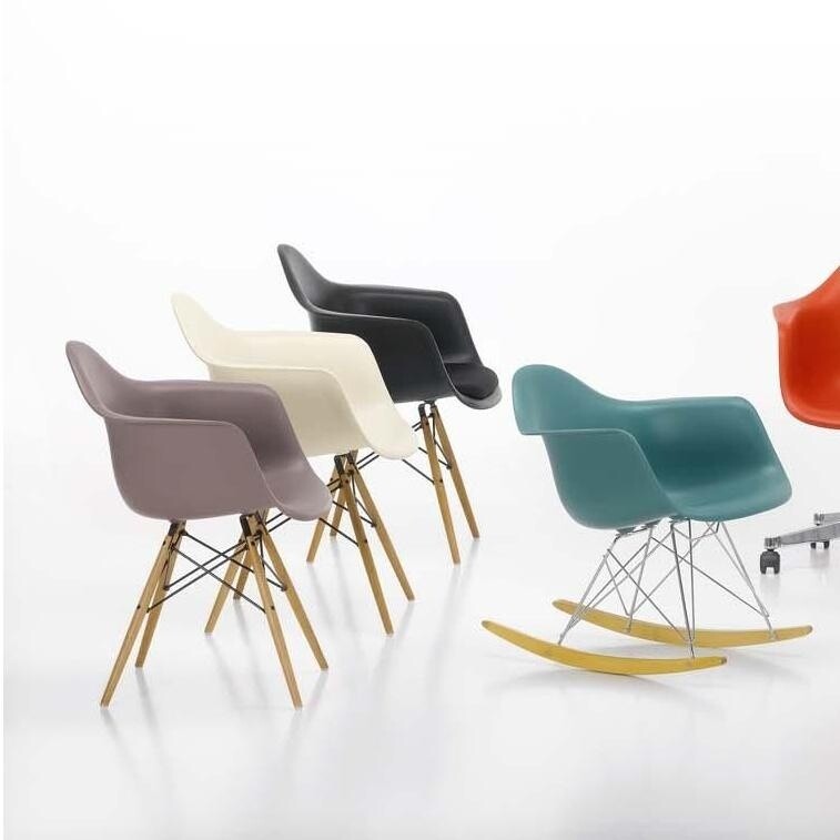Eames Plastic Armchair DAW Golden Maple Base