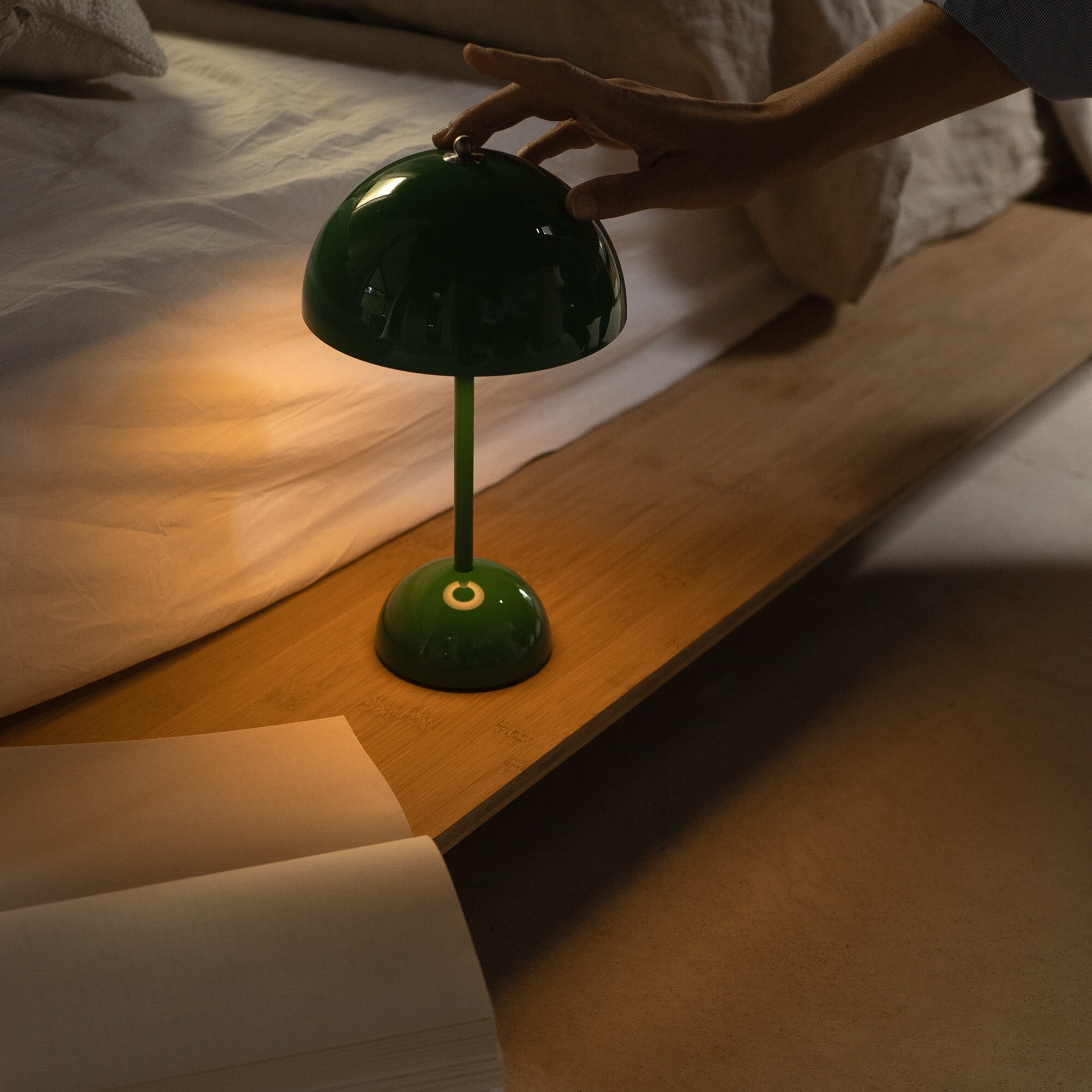 Flowerpot VP9 LED Battery Table Lamp