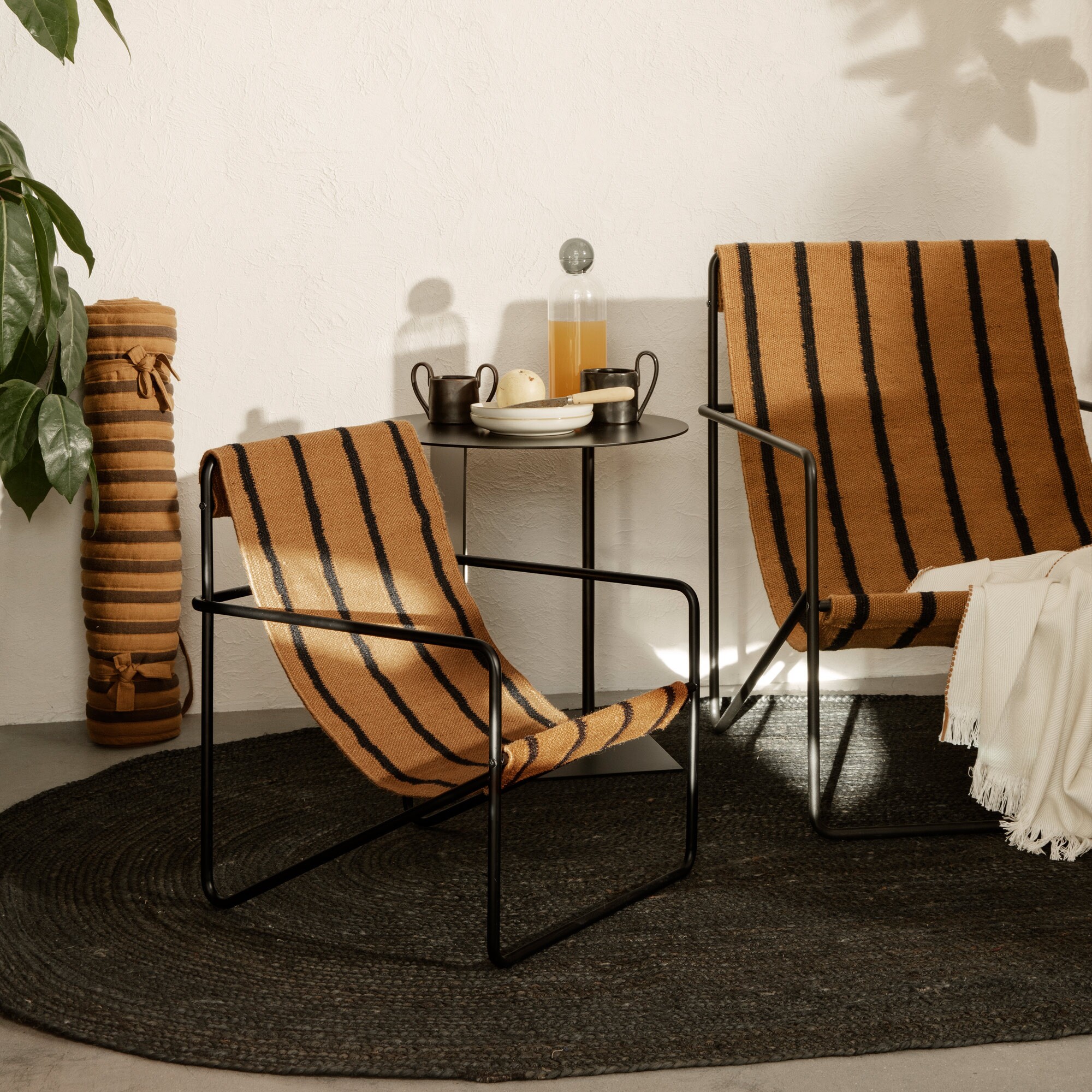 Desert Lounge Chair Black Frame