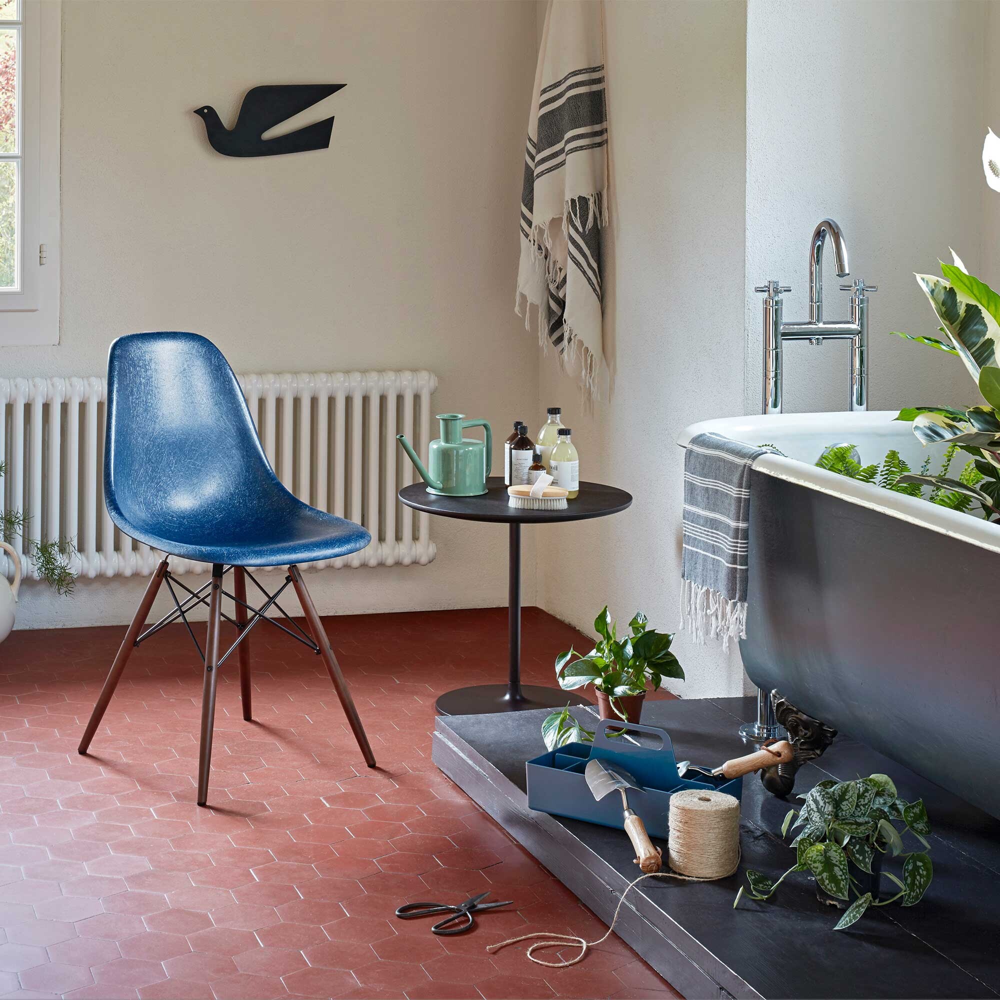 Eames Fiberglass Side Chair DSW Dark Maple