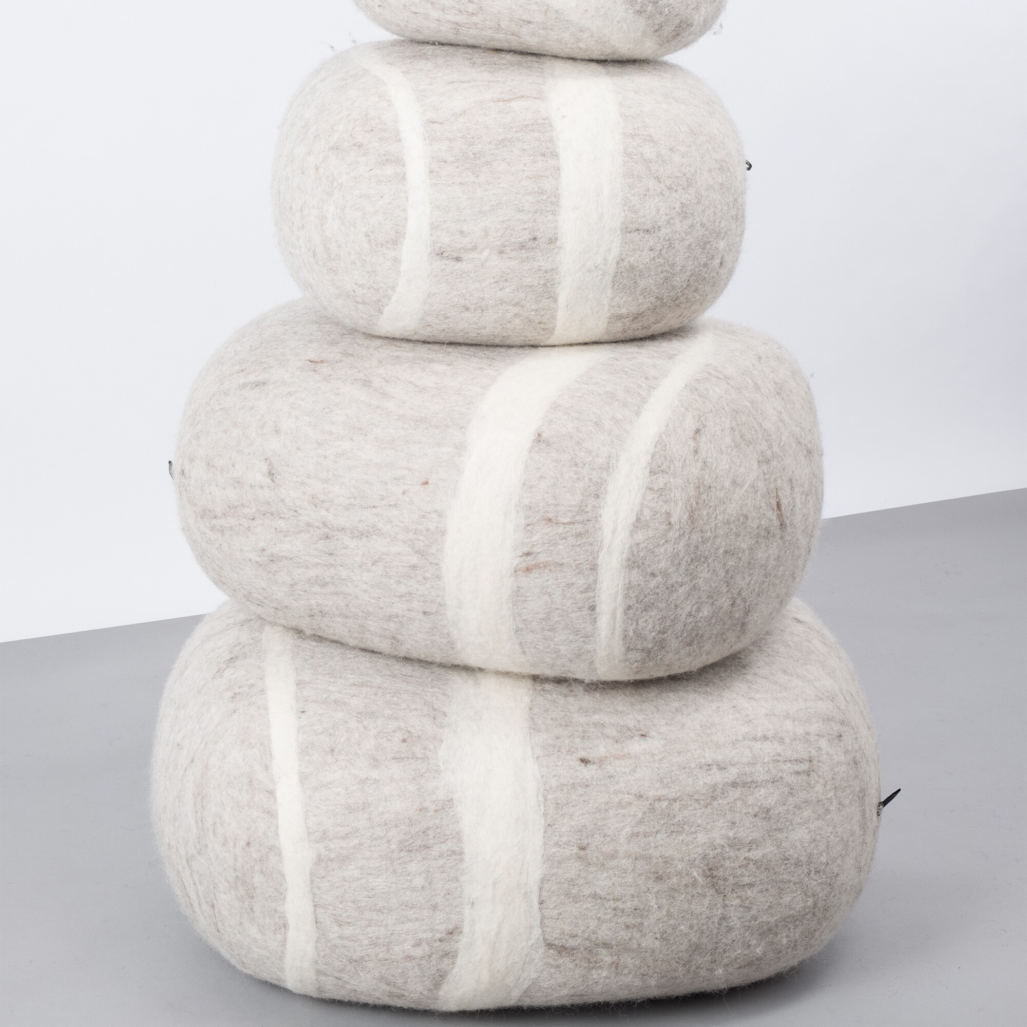Béla Pebble Pouf