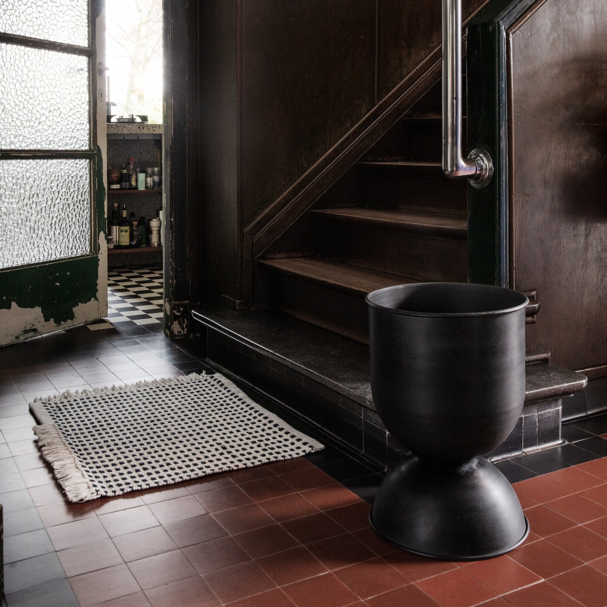 Hourglass Plant Pot L