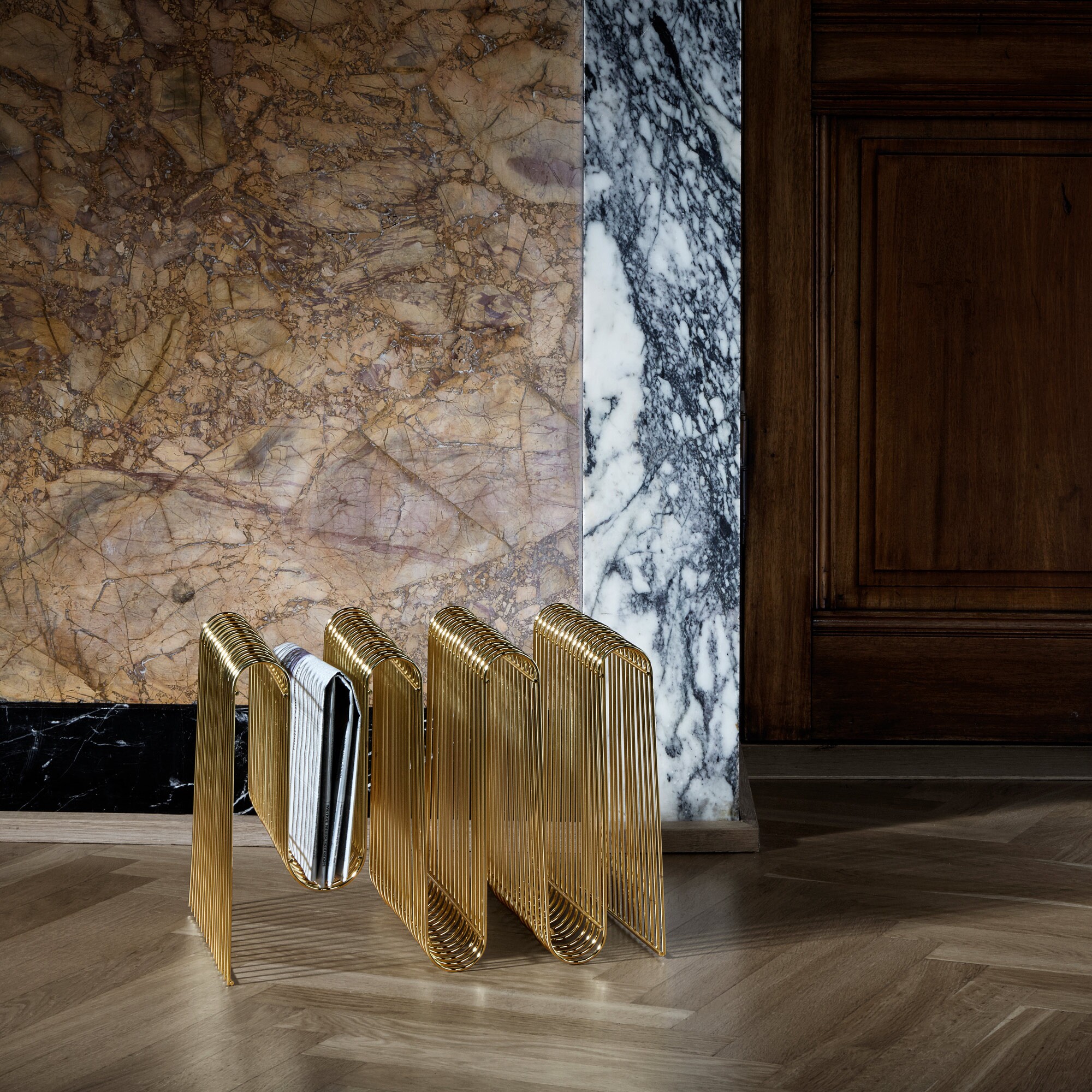 Curva Magazine Stand