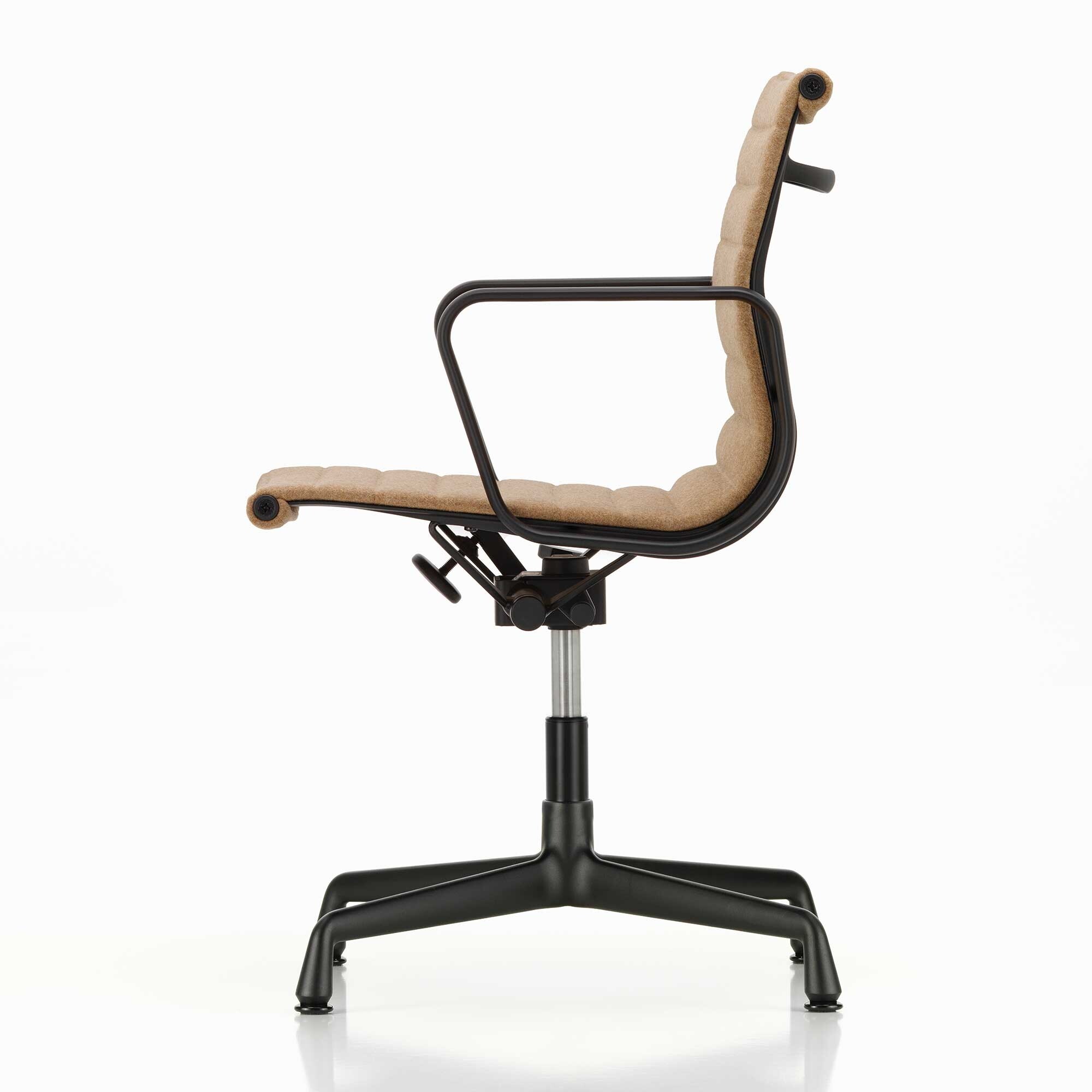 EA 132 Aluminium Chair