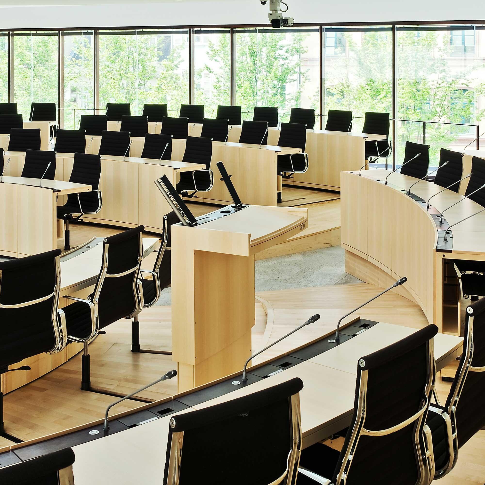 EA 119 Aluminium Chair Fabirc Polished Base