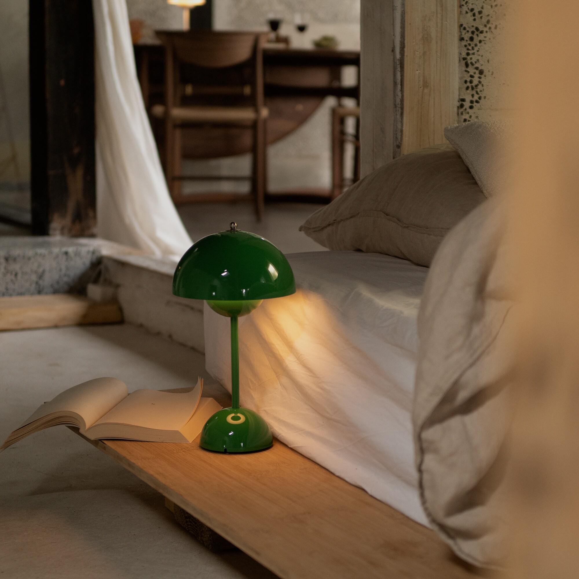 Flowerpot VP9 LED Battery Table Lamp