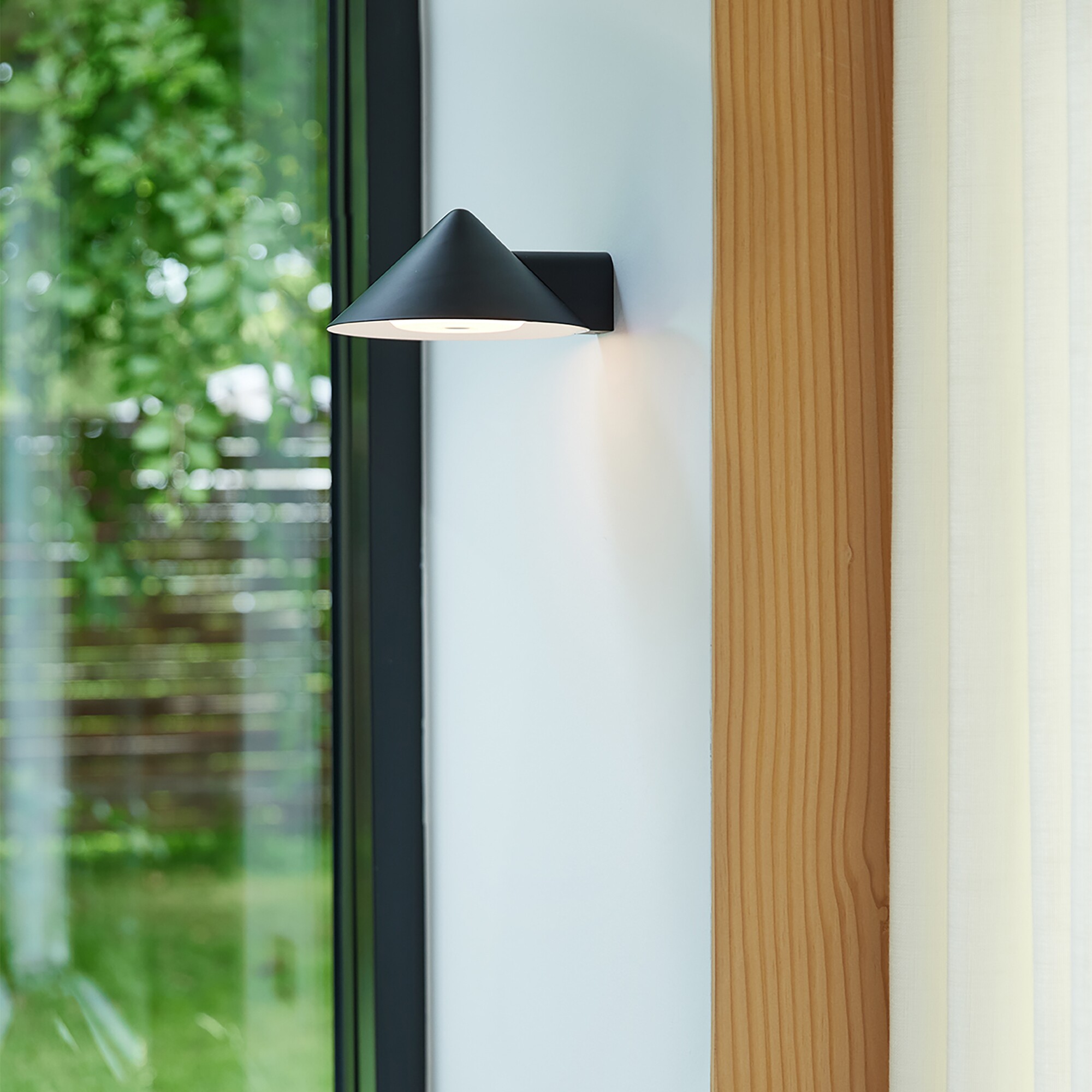 Grasp LED Battery Wall Lamp