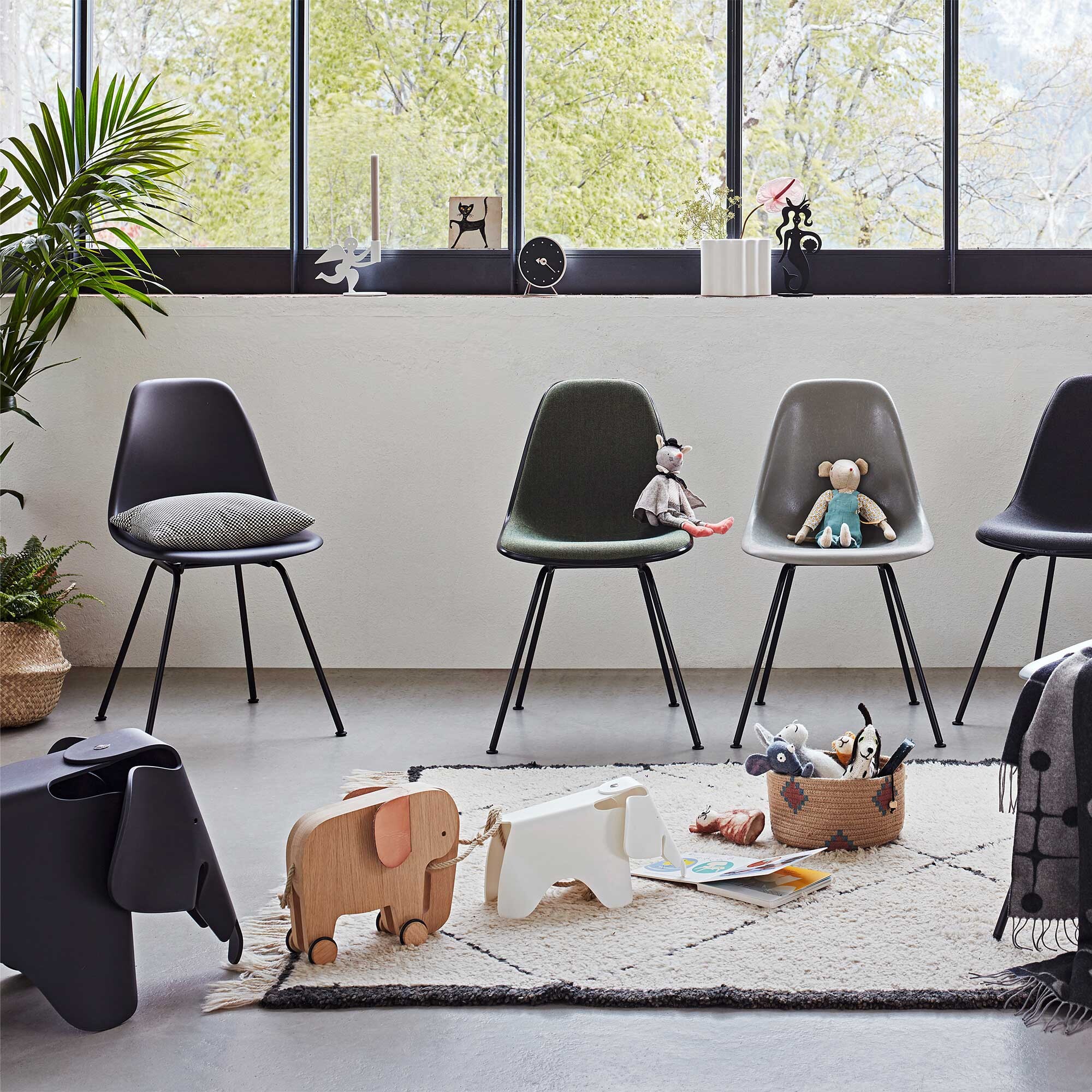 Eames Plastic Side Chair DSX RE Black Base